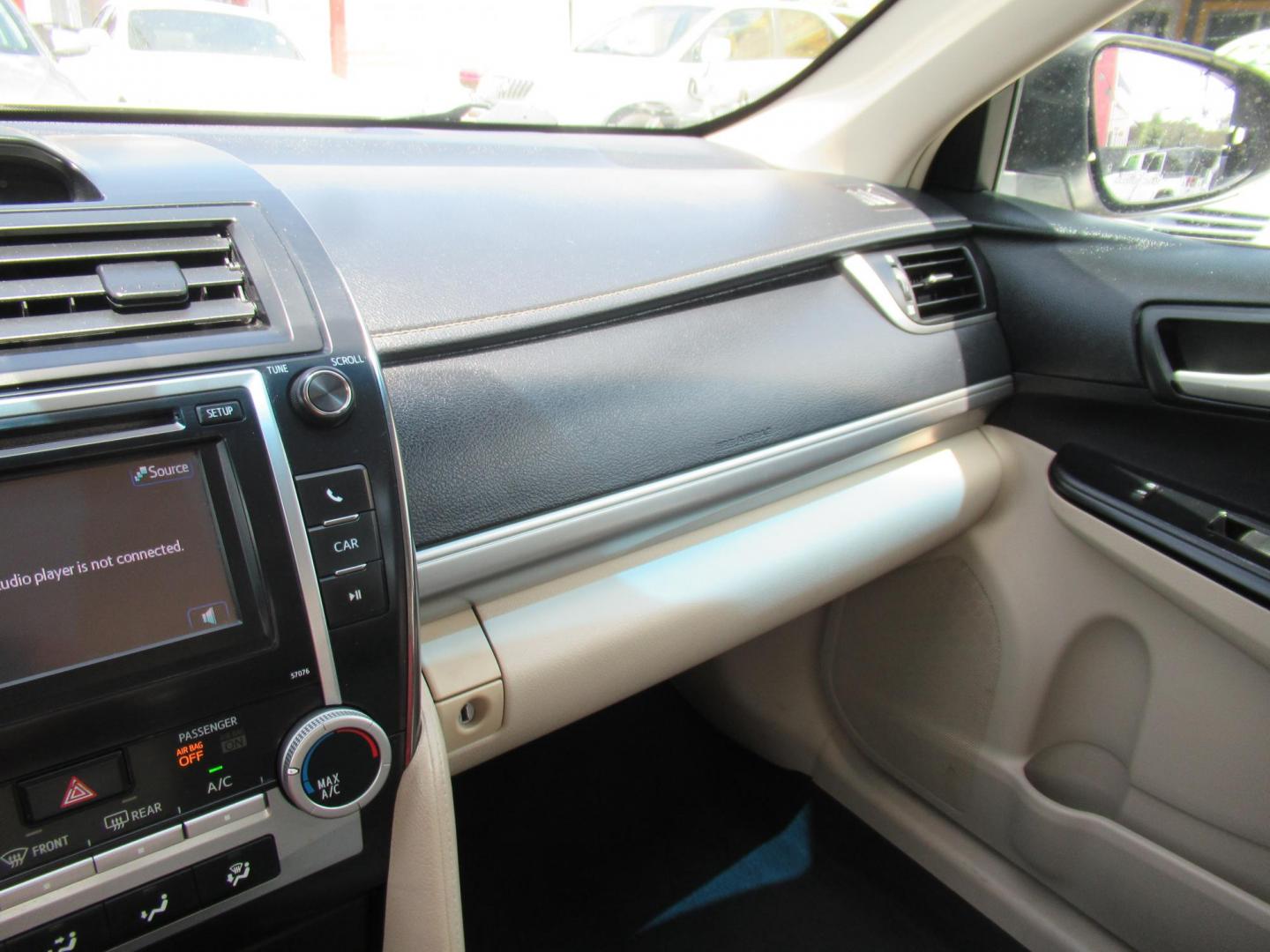 2013 Gold /Tan Toyota Camry SE (4T4BF1FK6DR) with an 2.5L L4 DOHC 16V engine, 6-Speed Automatic transmission, located at 1511 North Shepherd Dr., Houston, TX, 77008, (281) 657-1221, 29.798361, -95.412560 - 2013 TOYOTA CAMRY LE VIN: 4T4BF1FK6DR275183 4 T 4 B F 1 F K 6 D R 2 7 5 1 8 3 SEDAN 4 DR 2.5L I4 F DOHC 16V GASOLINE FRONT WHEEL DRIVE - Photo#15