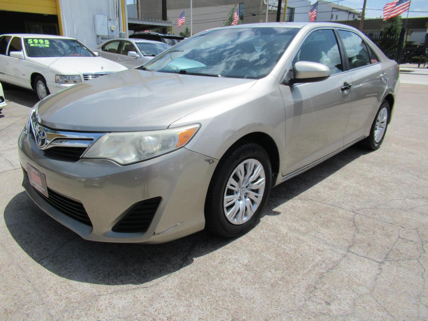 2013 Gold /Tan Toyota Camry SE (4T4BF1FK6DR) with an 2.5L L4 DOHC 16V engine, 6-Speed Automatic transmission, located at 1511 North Shepherd Dr., Houston, TX, 77008, (281) 657-1221, 29.798361, -95.412560 - 2013 TOYOTA CAMRY LE VIN: 4T4BF1FK6DR275183 4 T 4 B F 1 F K 6 D R 2 7 5 1 8 3 SEDAN 4 DR 2.5L I4 F DOHC 16V GASOLINE FRONT WHEEL DRIVE - Photo#18