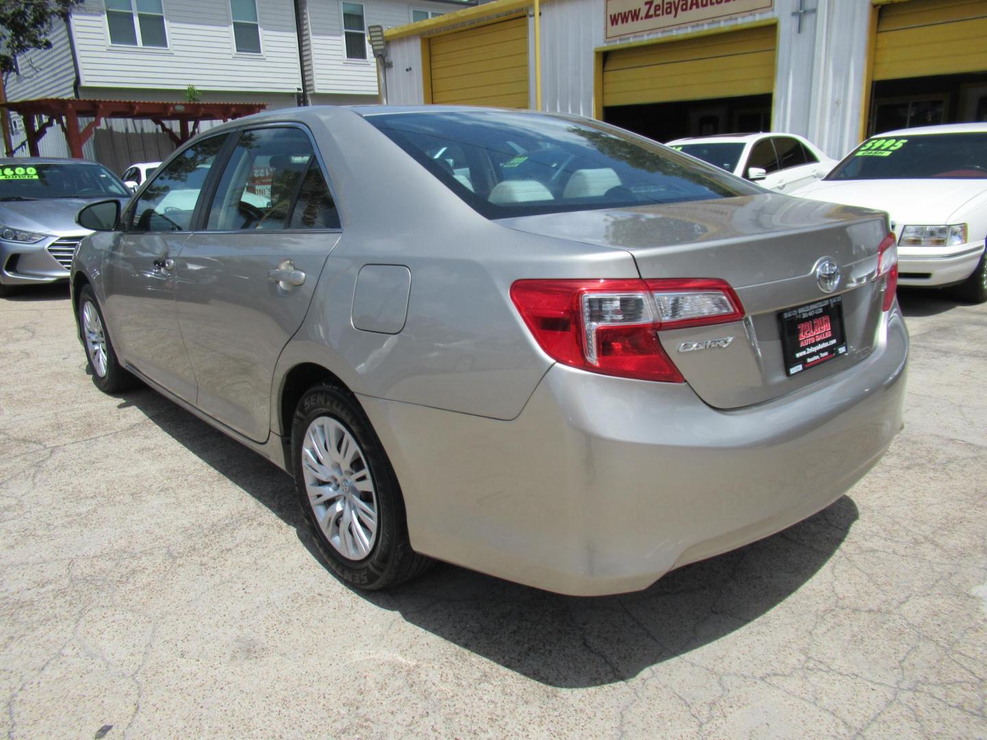 2013 Gold /Tan Toyota Camry SE (4T4BF1FK6DR) with an 2.5L L4 DOHC 16V engine, 6-Speed Automatic transmission, located at 1511 North Shepherd Dr., Houston, TX, 77008, (281) 657-1221, 29.798361, -95.412560 - 2013 TOYOTA CAMRY LE VIN: 4T4BF1FK6DR275183 4 T 4 B F 1 F K 6 D R 2 7 5 1 8 3 SEDAN 4 DR 2.5L I4 F DOHC 16V GASOLINE FRONT WHEEL DRIVE - Photo#20