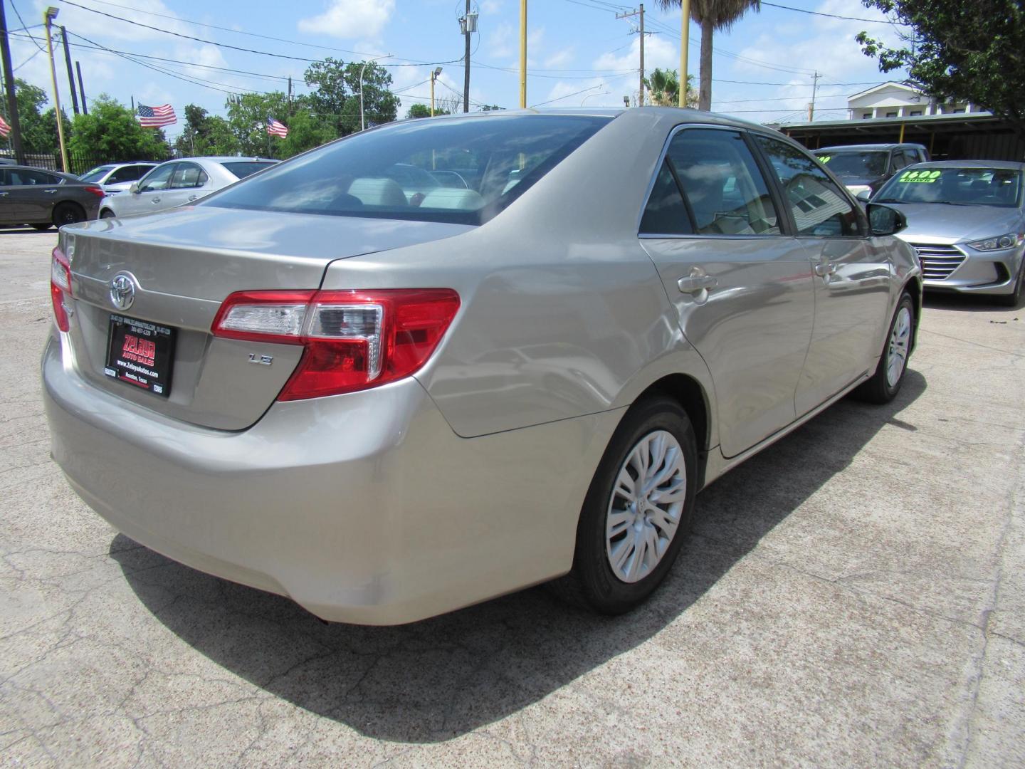 2013 Gold /Tan Toyota Camry SE (4T4BF1FK6DR) with an 2.5L L4 DOHC 16V engine, 6-Speed Automatic transmission, located at 1511 North Shepherd Dr., Houston, TX, 77008, (281) 657-1221, 29.798361, -95.412560 - 2013 TOYOTA CAMRY LE VIN: 4T4BF1FK6DR275183 4 T 4 B F 1 F K 6 D R 2 7 5 1 8 3 SEDAN 4 DR 2.5L I4 F DOHC 16V GASOLINE FRONT WHEEL DRIVE - Photo#22