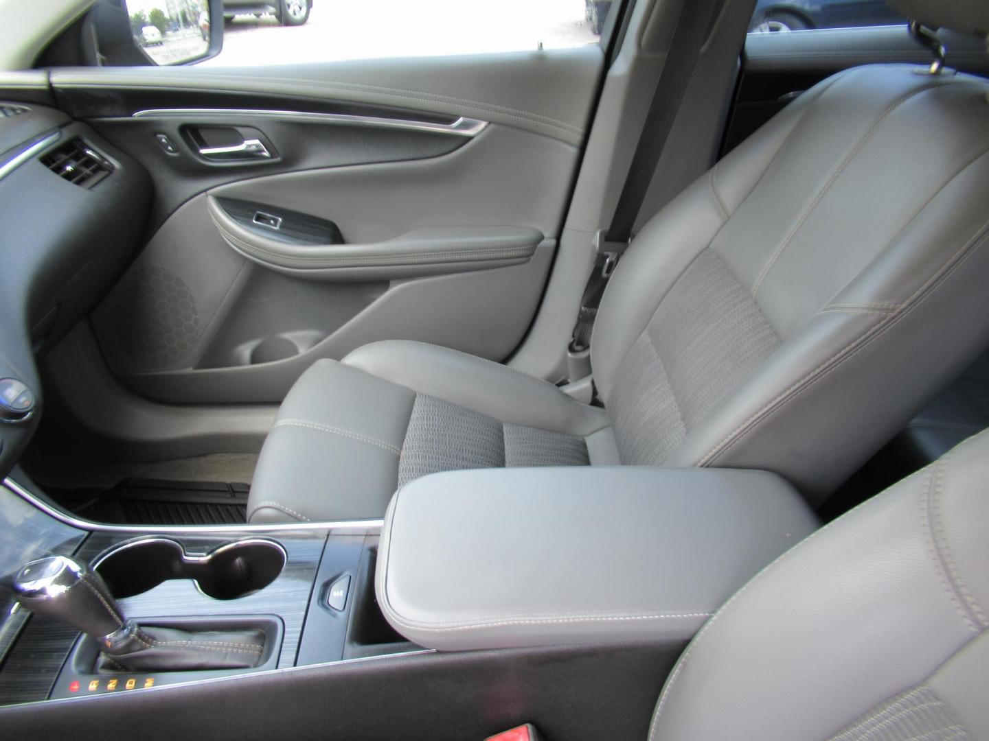 2018 Gray /Black Chevrolet Impala LT (2G1105S31J9) with an 3.6L V6 DOHC 24V engine, 6A transmission, located at 1511 North Shepherd Dr., Houston, TX, 77008, (281) 657-1221, 29.798361, -95.412560 - 2018 CHEVROLET IMPALA LT VIN: 2G1105S31J9119670 2 G 1 1 0 5 S 3 1 J 9 1 1 9 6 7 0 SEDAN 4 DR 3.6L V6 F DOHC 24V GASOLINE FRONT WHEEL DRIVE - Photo#6