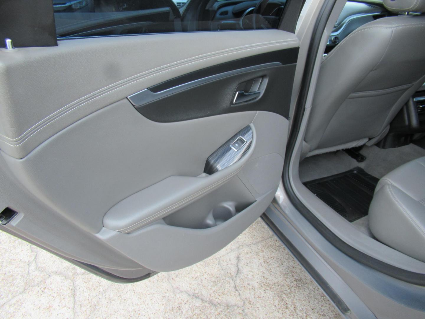 2018 Gray /Black Chevrolet Impala LT (2G1105S31J9) with an 3.6L V6 DOHC 24V engine, 6A transmission, located at 1511 North Shepherd Dr., Houston, TX, 77008, (281) 657-1221, 29.798361, -95.412560 - 2018 CHEVROLET IMPALA LT VIN: 2G1105S31J9119670 2 G 1 1 0 5 S 3 1 J 9 1 1 9 6 7 0 SEDAN 4 DR 3.6L V6 F DOHC 24V GASOLINE FRONT WHEEL DRIVE - Photo#9