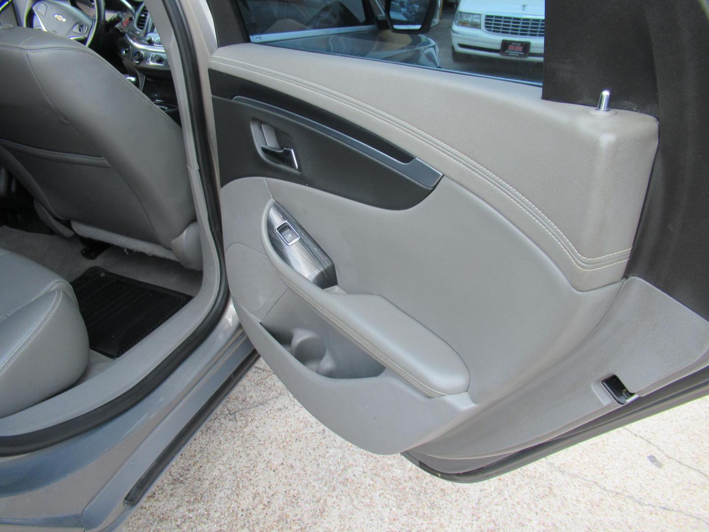 2018 Gray /Black Chevrolet Impala LT (2G1105S31J9) with an 3.6L V6 DOHC 24V engine, 6A transmission, located at 1511 North Shepherd Dr., Houston, TX, 77008, (281) 657-1221, 29.798361, -95.412560 - 2018 CHEVROLET IMPALA LT VIN: 2G1105S31J9119670 2 G 1 1 0 5 S 3 1 J 9 1 1 9 6 7 0 SEDAN 4 DR 3.6L V6 F DOHC 24V GASOLINE FRONT WHEEL DRIVE - Photo#11
