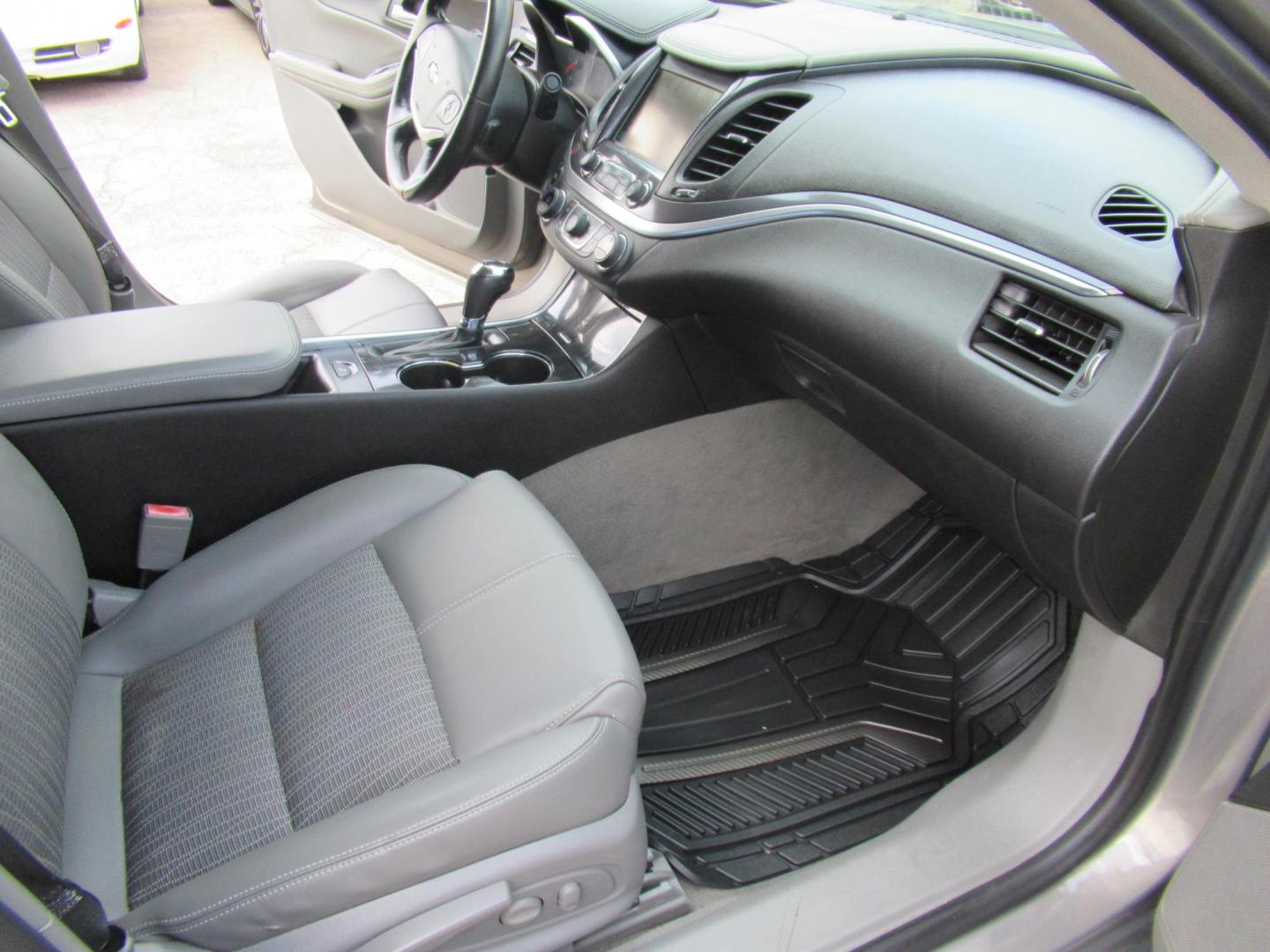2018 Gray /Black Chevrolet Impala LT (2G1105S31J9) with an 3.6L V6 DOHC 24V engine, 6A transmission, located at 1511 North Shepherd Dr., Houston, TX, 77008, (281) 657-1221, 29.798361, -95.412560 - 2018 CHEVROLET IMPALA LT VIN: 2G1105S31J9119670 2 G 1 1 0 5 S 3 1 J 9 1 1 9 6 7 0 SEDAN 4 DR 3.6L V6 F DOHC 24V GASOLINE FRONT WHEEL DRIVE - Photo#12