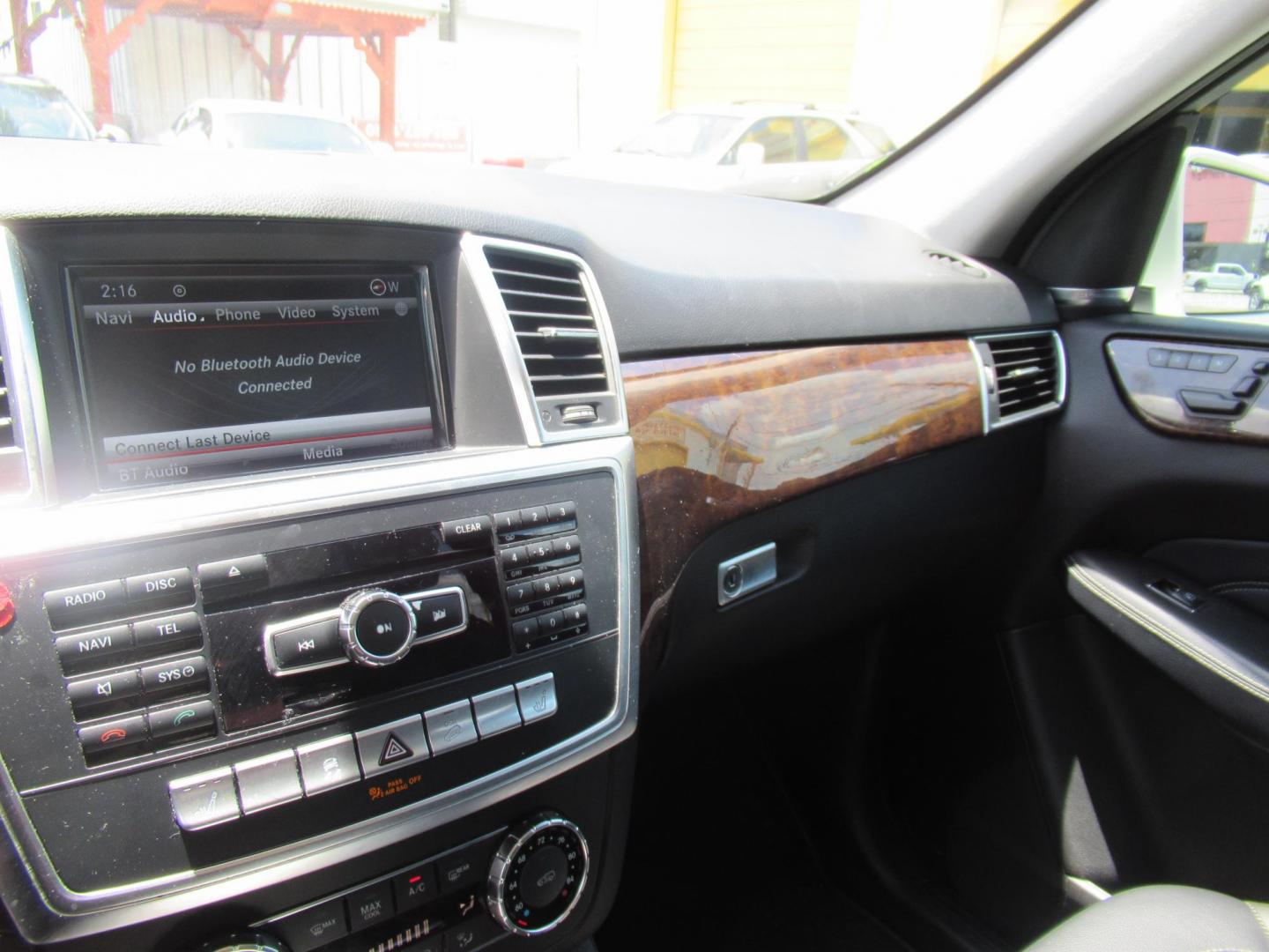 2012 White /Black Mercedes-Benz M-Class ML350 4MATIC (4JGDA5HB7CA) with an 3.5L V6 DOHC 24V engine, 7-Speed Automatic transmission, located at 1511 North Shepherd Dr., Houston, TX, 77008, (281) 657-1221, 29.798361, -95.412560 - 2012 MERCEDES-BENZ M-CLASS ML 350 VIN: 4JGDA5HB7CA020211 4 J G D A 5 H B 7 C A 0 2 0 2 1 1 4 DOOR WAGON/SPORT UTILITY 3.5L V6 F DOHC 24V GASOLINE ALL WHEEL DRIVE - Photo#1