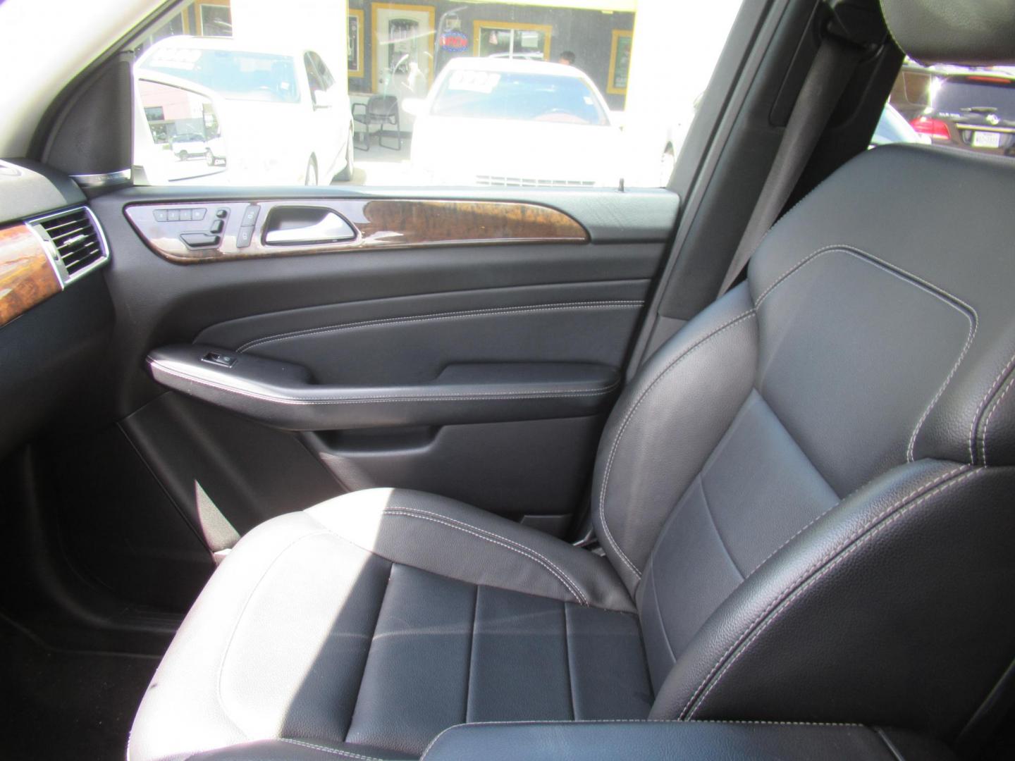 2012 White /Black Mercedes-Benz M-Class ML350 4MATIC (4JGDA5HB7CA) with an 3.5L V6 DOHC 24V engine, 7-Speed Automatic transmission, located at 1511 North Shepherd Dr., Houston, TX, 77008, (281) 657-1221, 29.798361, -95.412560 - 2012 MERCEDES-BENZ M-CLASS ML 350 VIN: 4JGDA5HB7CA020211 4 J G D A 5 H B 7 C A 0 2 0 2 1 1 4 DOOR WAGON/SPORT UTILITY 3.5L V6 F DOHC 24V GASOLINE ALL WHEEL DRIVE - Photo#2