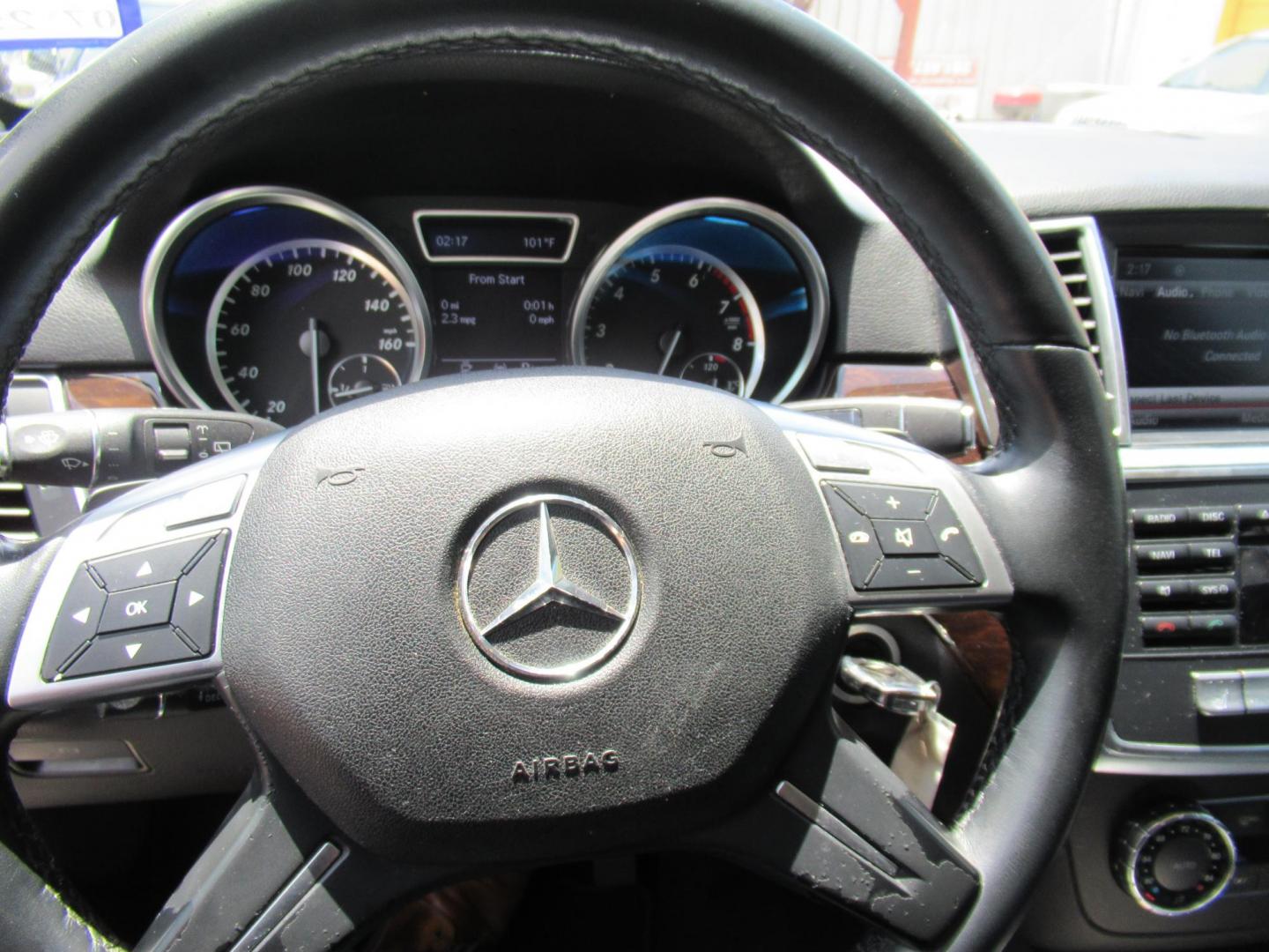 2012 White /Black Mercedes-Benz M-Class ML350 4MATIC (4JGDA5HB7CA) with an 3.5L V6 DOHC 24V engine, 7-Speed Automatic transmission, located at 1511 North Shepherd Dr., Houston, TX, 77008, (281) 657-1221, 29.798361, -95.412560 - 2012 MERCEDES-BENZ M-CLASS ML 350 VIN: 4JGDA5HB7CA020211 4 J G D A 5 H B 7 C A 0 2 0 2 1 1 4 DOOR WAGON/SPORT UTILITY 3.5L V6 F DOHC 24V GASOLINE ALL WHEEL DRIVE - Photo#3