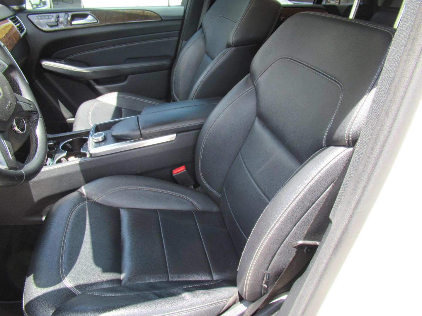 2012 White /Black Mercedes-Benz M-Class ML350 4MATIC (4JGDA5HB7CA) with an 3.5L V6 DOHC 24V engine, 7-Speed Automatic transmission, located at 1511 North Shepherd Dr., Houston, TX, 77008, (281) 657-1221, 29.798361, -95.412560 - 2012 MERCEDES-BENZ M-CLASS ML 350 VIN: 4JGDA5HB7CA020211 4 J G D A 5 H B 7 C A 0 2 0 2 1 1 4 DOOR WAGON/SPORT UTILITY 3.5L V6 F DOHC 24V GASOLINE ALL WHEEL DRIVE - Photo#4