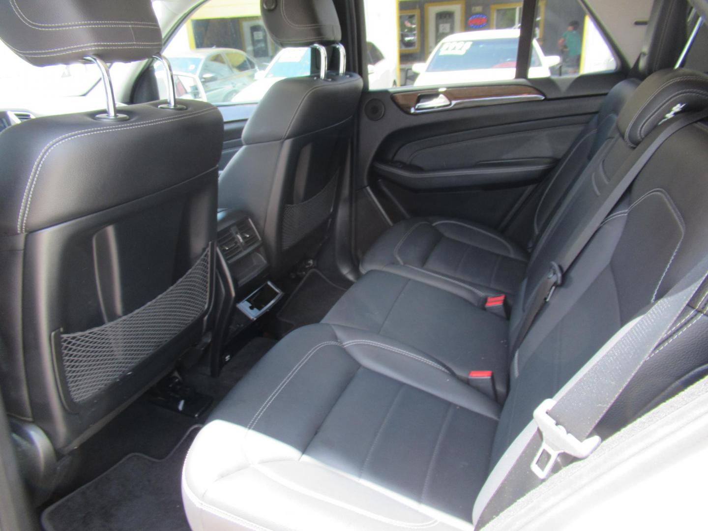 2012 White /Black Mercedes-Benz M-Class ML350 4MATIC (4JGDA5HB7CA) with an 3.5L V6 DOHC 24V engine, 7-Speed Automatic transmission, located at 1511 North Shepherd Dr., Houston, TX, 77008, (281) 657-1221, 29.798361, -95.412560 - 2012 MERCEDES-BENZ M-CLASS ML 350 VIN: 4JGDA5HB7CA020211 4 J G D A 5 H B 7 C A 0 2 0 2 1 1 4 DOOR WAGON/SPORT UTILITY 3.5L V6 F DOHC 24V GASOLINE ALL WHEEL DRIVE - Photo#6