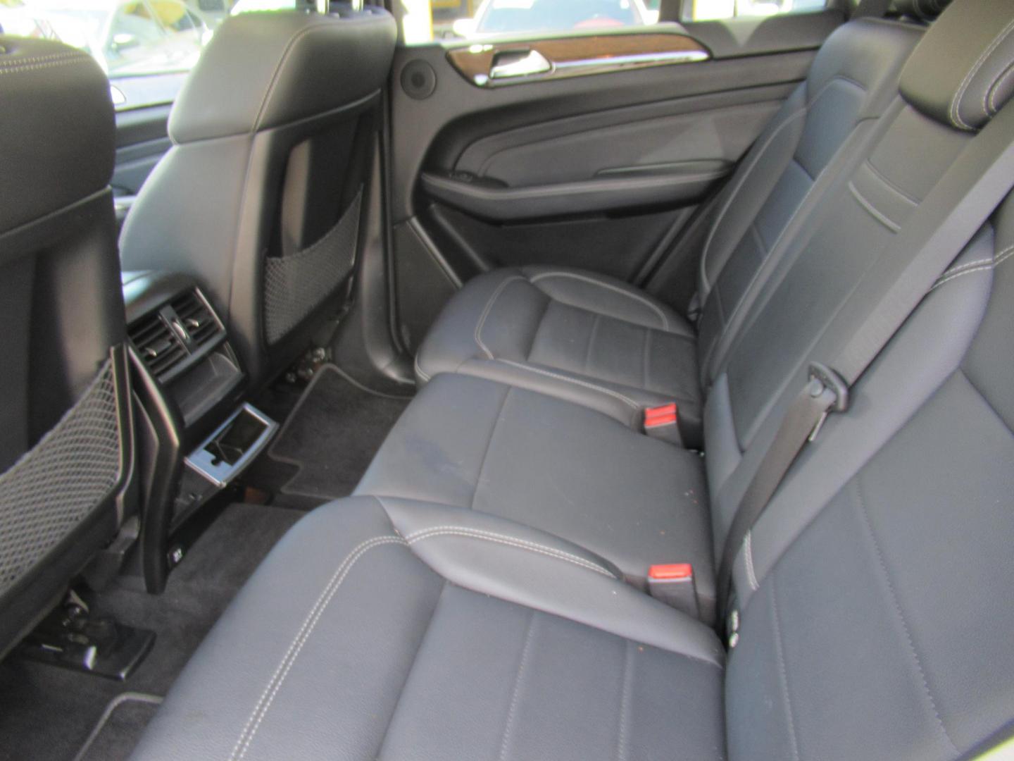 2012 White /Black Mercedes-Benz M-Class ML350 4MATIC (4JGDA5HB7CA) with an 3.5L V6 DOHC 24V engine, 7-Speed Automatic transmission, located at 1511 North Shepherd Dr., Houston, TX, 77008, (281) 657-1221, 29.798361, -95.412560 - 2012 MERCEDES-BENZ M-CLASS ML 350 VIN: 4JGDA5HB7CA020211 4 J G D A 5 H B 7 C A 0 2 0 2 1 1 4 DOOR WAGON/SPORT UTILITY 3.5L V6 F DOHC 24V GASOLINE ALL WHEEL DRIVE - Photo#7