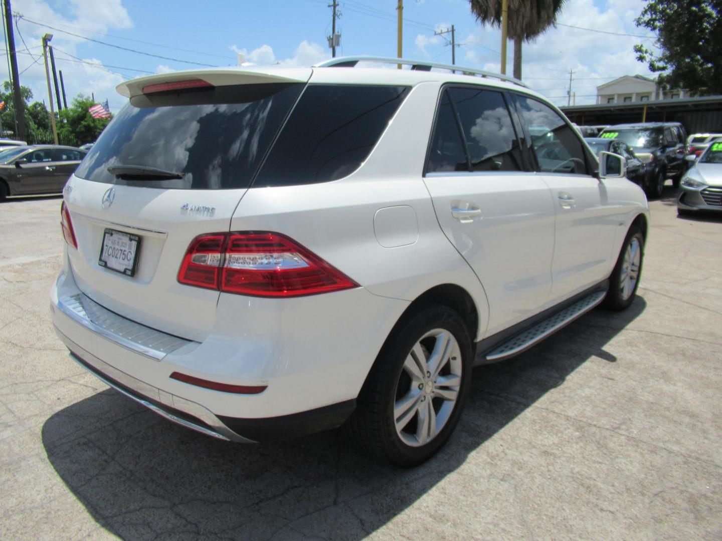 2012 White /Black Mercedes-Benz M-Class ML350 4MATIC (4JGDA5HB7CA) with an 3.5L V6 DOHC 24V engine, 7-Speed Automatic transmission, located at 1511 North Shepherd Dr., Houston, TX, 77008, (281) 657-1221, 29.798361, -95.412560 - 2012 MERCEDES-BENZ M-CLASS ML 350 VIN: 4JGDA5HB7CA020211 4 J G D A 5 H B 7 C A 0 2 0 2 1 1 4 DOOR WAGON/SPORT UTILITY 3.5L V6 F DOHC 24V GASOLINE ALL WHEEL DRIVE - Photo#8