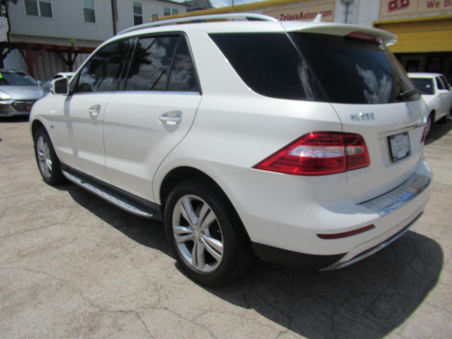 2012 White /Black Mercedes-Benz M-Class ML350 4MATIC (4JGDA5HB7CA) with an 3.5L V6 DOHC 24V engine, 7-Speed Automatic transmission, located at 1511 North Shepherd Dr., Houston, TX, 77008, (281) 657-1221, 29.798361, -95.412560 - 2012 MERCEDES-BENZ M-CLASS ML 350 VIN: 4JGDA5HB7CA020211 4 J G D A 5 H B 7 C A 0 2 0 2 1 1 4 DOOR WAGON/SPORT UTILITY 3.5L V6 F DOHC 24V GASOLINE ALL WHEEL DRIVE - Photo#9