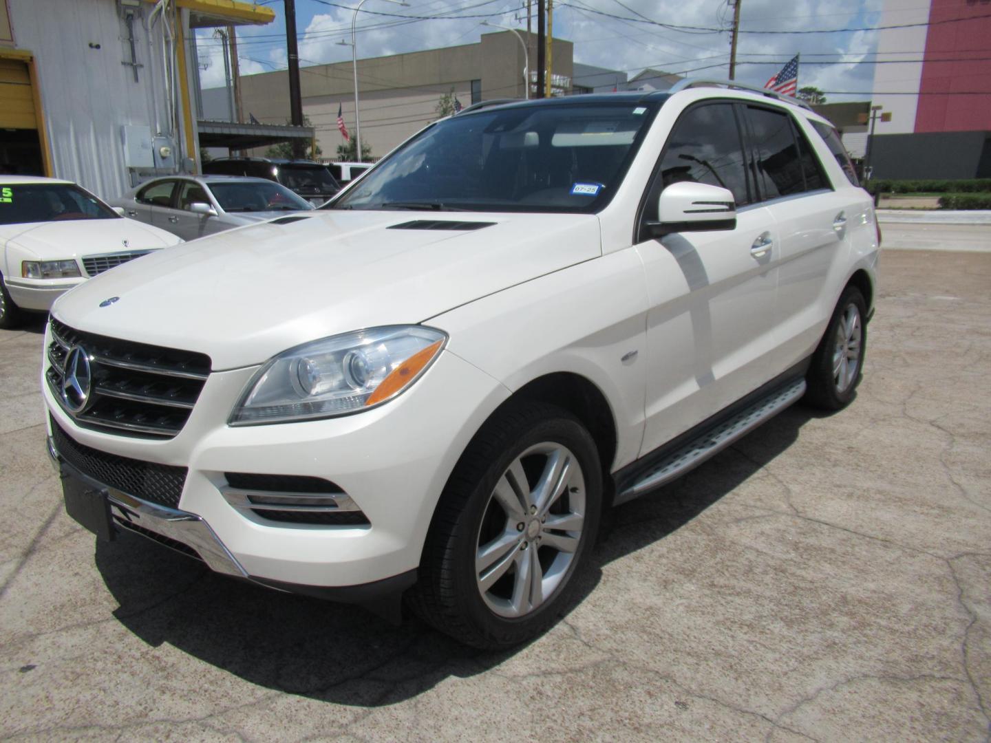 2012 White /Black Mercedes-Benz M-Class ML350 4MATIC (4JGDA5HB7CA) with an 3.5L V6 DOHC 24V engine, 7-Speed Automatic transmission, located at 1511 North Shepherd Dr., Houston, TX, 77008, (281) 657-1221, 29.798361, -95.412560 - 2012 MERCEDES-BENZ M-CLASS ML 350 VIN: 4JGDA5HB7CA020211 4 J G D A 5 H B 7 C A 0 2 0 2 1 1 4 DOOR WAGON/SPORT UTILITY 3.5L V6 F DOHC 24V GASOLINE ALL WHEEL DRIVE - Photo#10