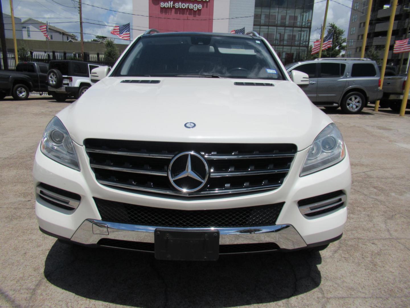 2012 White /Black Mercedes-Benz M-Class ML350 4MATIC (4JGDA5HB7CA) with an 3.5L V6 DOHC 24V engine, 7-Speed Automatic transmission, located at 1511 North Shepherd Dr., Houston, TX, 77008, (281) 657-1221, 29.798361, -95.412560 - 2012 MERCEDES-BENZ M-CLASS ML 350 VIN: 4JGDA5HB7CA020211 4 J G D A 5 H B 7 C A 0 2 0 2 1 1 4 DOOR WAGON/SPORT UTILITY 3.5L V6 F DOHC 24V GASOLINE ALL WHEEL DRIVE - Photo#11