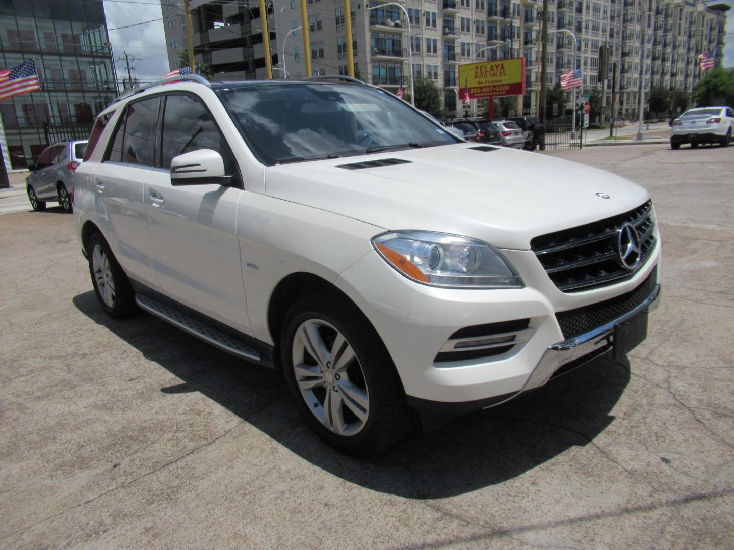 2012 White /Black Mercedes-Benz M-Class ML350 4MATIC (4JGDA5HB7CA) with an 3.5L V6 DOHC 24V engine, 7-Speed Automatic transmission, located at 1511 North Shepherd Dr., Houston, TX, 77008, (281) 657-1221, 29.798361, -95.412560 - 2012 MERCEDES-BENZ M-CLASS ML 350 VIN: 4JGDA5HB7CA020211 4 J G D A 5 H B 7 C A 0 2 0 2 1 1 4 DOOR WAGON/SPORT UTILITY 3.5L V6 F DOHC 24V GASOLINE ALL WHEEL DRIVE - Photo#12