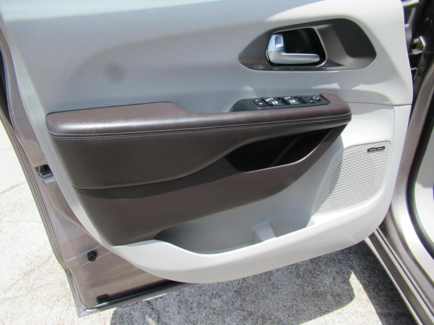 2017 Gold /Gray Chrysler Pacifica Touring-L Plus (2C4RC1EG5HR) with an 3.6L V6 DOHC 24V engine, 9A transmission, located at 1511 North Shepherd Dr., Houston, TX, 77008, (281) 657-1221, 29.798361, -95.412560 - 2017 CHRYSLER PACIFICA TOURING-L PLUS VIN: 2C4RC1EG5HR559653 2 C 4 R C 1 E G 5 H R 5 5 9 6 5 3 VAN 3.6L V6 F DOHC 24V GASOLINE FRONT WHEEL DRIVE - Photo#2