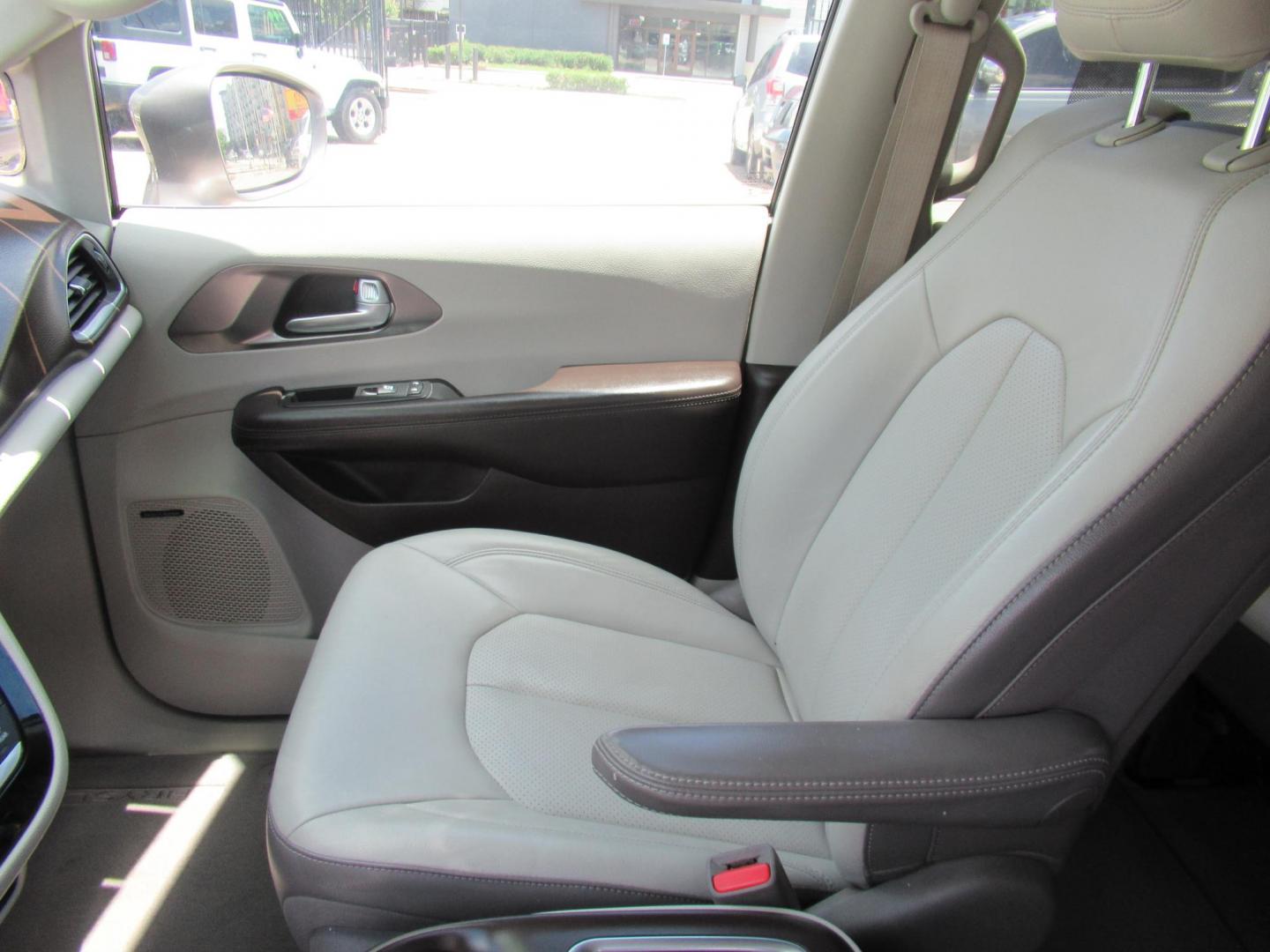 2017 Gold /Gray Chrysler Pacifica Touring-L Plus (2C4RC1EG5HR) with an 3.6L V6 DOHC 24V engine, 9A transmission, located at 1511 North Shepherd Dr., Houston, TX, 77008, (281) 657-1221, 29.798361, -95.412560 - 2017 CHRYSLER PACIFICA TOURING-L PLUS VIN: 2C4RC1EG5HR559653 2 C 4 R C 1 E G 5 H R 5 5 9 6 5 3 VAN 3.6L V6 F DOHC 24V GASOLINE FRONT WHEEL DRIVE - Photo#5