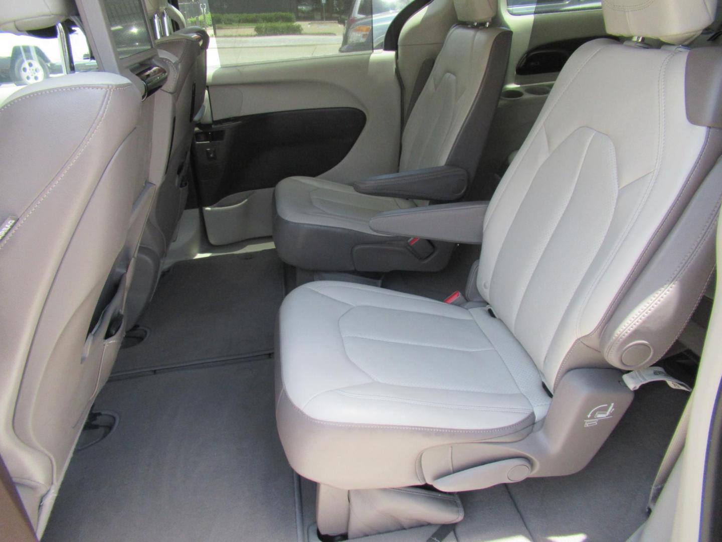2017 Gold /Gray Chrysler Pacifica Touring-L Plus (2C4RC1EG5HR) with an 3.6L V6 DOHC 24V engine, 9A transmission, located at 1511 North Shepherd Dr., Houston, TX, 77008, (281) 657-1221, 29.798361, -95.412560 - 2017 CHRYSLER PACIFICA TOURING-L PLUS VIN: 2C4RC1EG5HR559653 2 C 4 R C 1 E G 5 H R 5 5 9 6 5 3 VAN 3.6L V6 F DOHC 24V GASOLINE FRONT WHEEL DRIVE - Photo#6