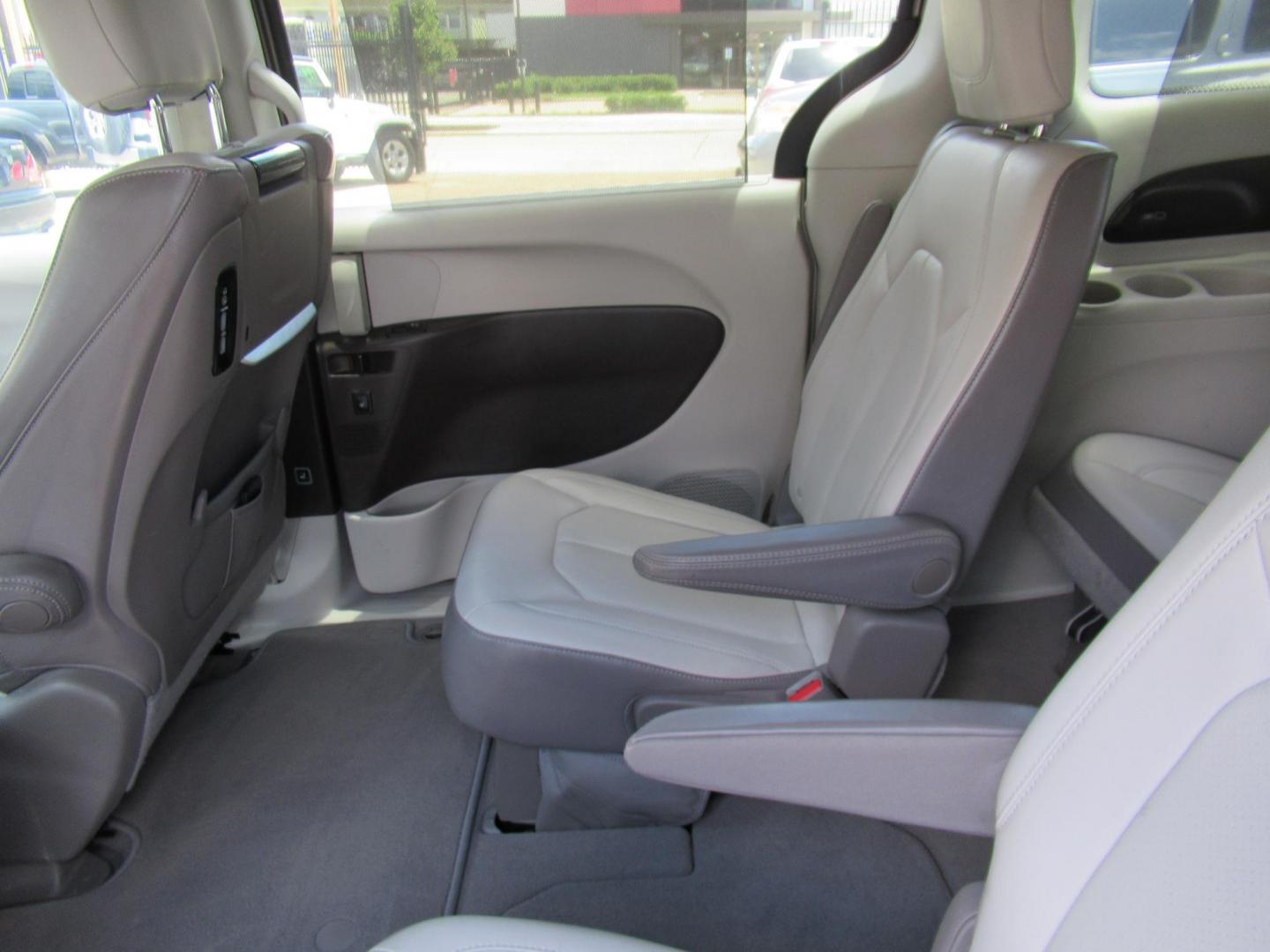 2017 Gold /Gray Chrysler Pacifica Touring-L Plus (2C4RC1EG5HR) with an 3.6L V6 DOHC 24V engine, 9A transmission, located at 1511 North Shepherd Dr., Houston, TX, 77008, (281) 657-1221, 29.798361, -95.412560 - 2017 CHRYSLER PACIFICA TOURING-L PLUS VIN: 2C4RC1EG5HR559653 2 C 4 R C 1 E G 5 H R 5 5 9 6 5 3 VAN 3.6L V6 F DOHC 24V GASOLINE FRONT WHEEL DRIVE - Photo#7