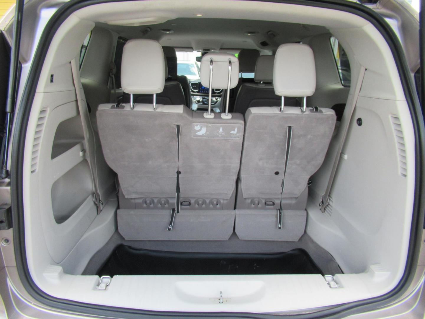 2017 Gold /Gray Chrysler Pacifica Touring-L Plus (2C4RC1EG5HR) with an 3.6L V6 DOHC 24V engine, 9A transmission, located at 1511 North Shepherd Dr., Houston, TX, 77008, (281) 657-1221, 29.798361, -95.412560 - 2017 CHRYSLER PACIFICA TOURING-L PLUS VIN: 2C4RC1EG5HR559653 2 C 4 R C 1 E G 5 H R 5 5 9 6 5 3 VAN 3.6L V6 F DOHC 24V GASOLINE FRONT WHEEL DRIVE - Photo#12