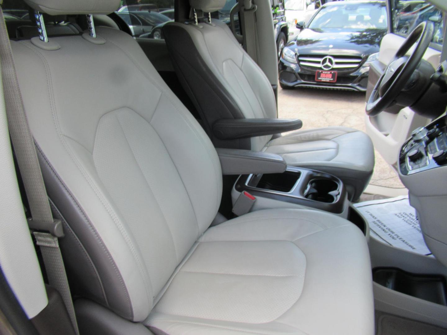 2017 Gold /Gray Chrysler Pacifica Touring-L Plus (2C4RC1EG5HR) with an 3.6L V6 DOHC 24V engine, 9A transmission, located at 1511 North Shepherd Dr., Houston, TX, 77008, (281) 657-1221, 29.798361, -95.412560 - 2017 CHRYSLER PACIFICA TOURING-L PLUS VIN: 2C4RC1EG5HR559653 2 C 4 R C 1 E G 5 H R 5 5 9 6 5 3 VAN 3.6L V6 F DOHC 24V GASOLINE FRONT WHEEL DRIVE - Photo#18