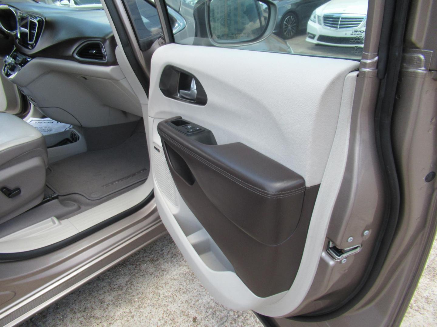 2017 Gold /Gray Chrysler Pacifica Touring-L Plus (2C4RC1EG5HR) with an 3.6L V6 DOHC 24V engine, 9A transmission, located at 1511 North Shepherd Dr., Houston, TX, 77008, (281) 657-1221, 29.798361, -95.412560 - 2017 CHRYSLER PACIFICA TOURING-L PLUS VIN: 2C4RC1EG5HR559653 2 C 4 R C 1 E G 5 H R 5 5 9 6 5 3 VAN 3.6L V6 F DOHC 24V GASOLINE FRONT WHEEL DRIVE - Photo#19
