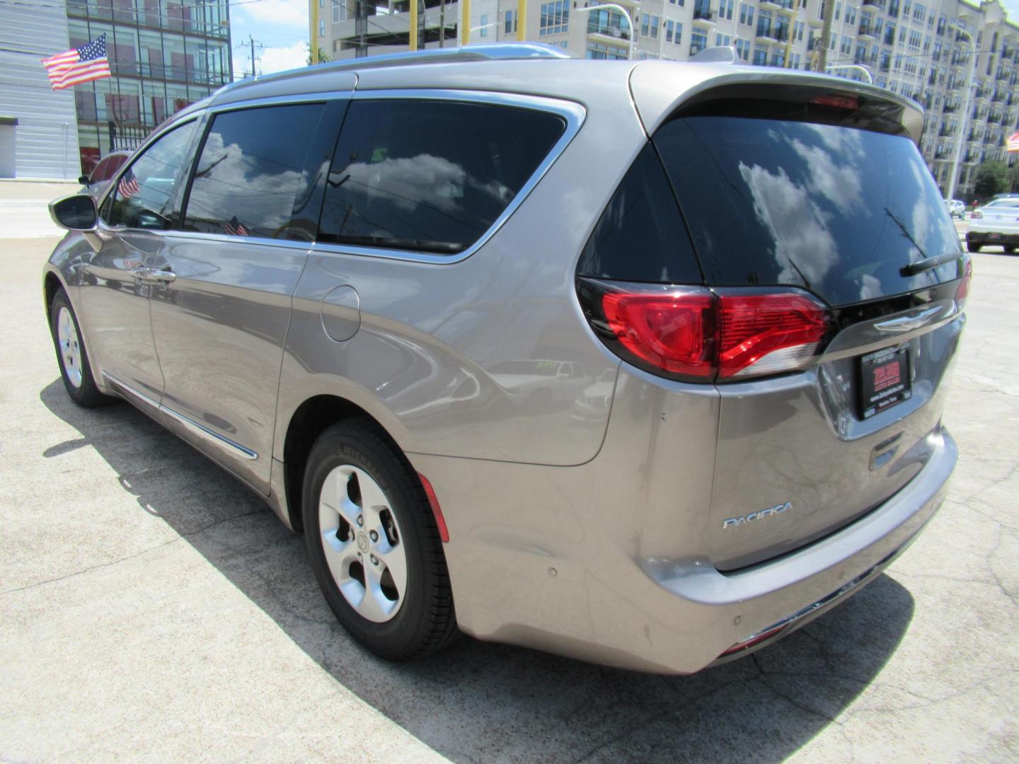 2017 Gold /Gray Chrysler Pacifica Touring-L Plus (2C4RC1EG5HR) with an 3.6L V6 DOHC 24V engine, 9A transmission, located at 1511 North Shepherd Dr., Houston, TX, 77008, (281) 657-1221, 29.798361, -95.412560 - 2017 CHRYSLER PACIFICA TOURING-L PLUS VIN: 2C4RC1EG5HR559653 2 C 4 R C 1 E G 5 H R 5 5 9 6 5 3 VAN 3.6L V6 F DOHC 24V GASOLINE FRONT WHEEL DRIVE - Photo#23