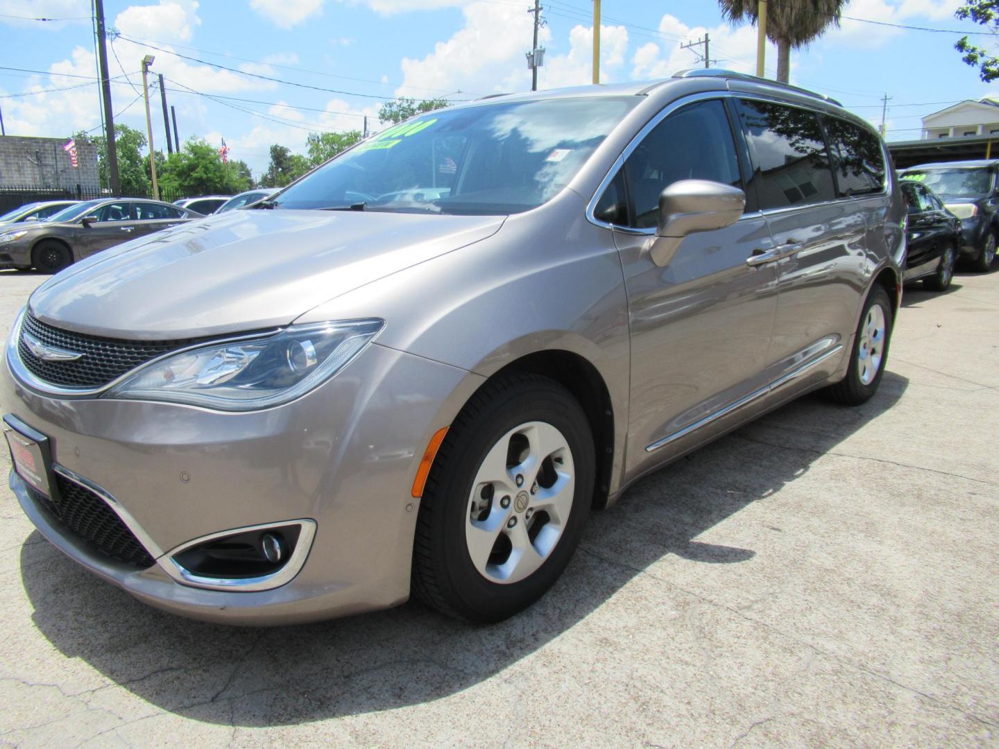 2017 Gold /Gray Chrysler Pacifica Touring-L Plus (2C4RC1EG5HR) with an 3.6L V6 DOHC 24V engine, 9A transmission, located at 1511 North Shepherd Dr., Houston, TX, 77008, (281) 657-1221, 29.798361, -95.412560 - 2017 CHRYSLER PACIFICA TOURING-L PLUS VIN: 2C4RC1EG5HR559653 2 C 4 R C 1 E G 5 H R 5 5 9 6 5 3 VAN 3.6L V6 F DOHC 24V GASOLINE FRONT WHEEL DRIVE - Photo#28
