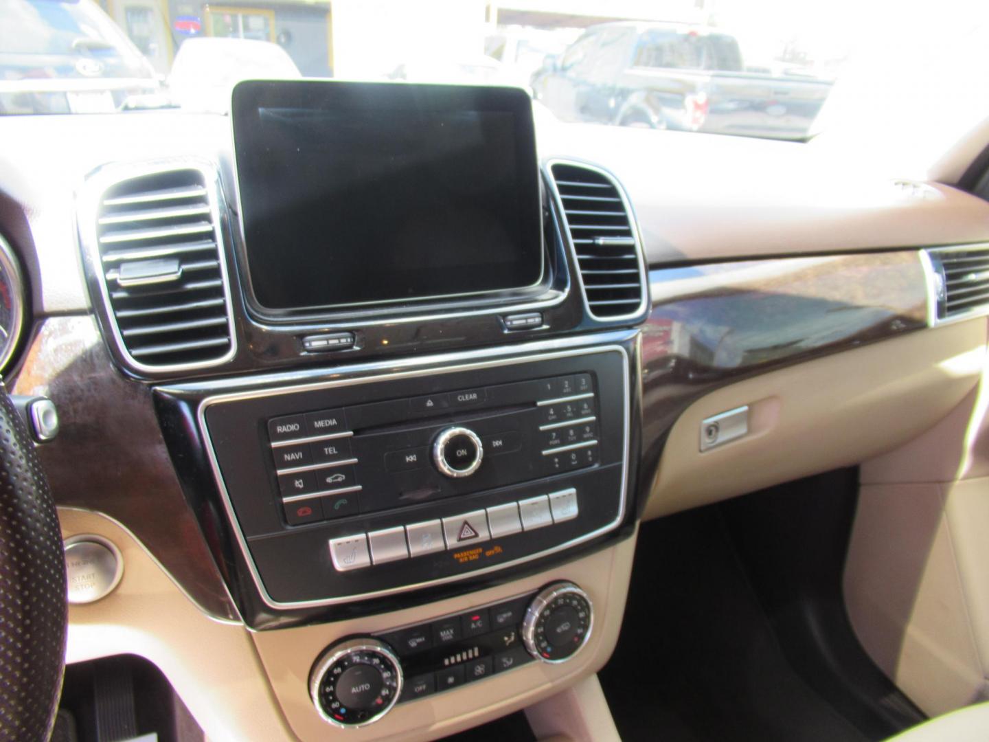 2018 Black /Tan Mercedes-Benz GLE-Class GLE350 4MATIC (4JGDA5HB2JB) with an 3.5L V6 DOHC 24V engine, 7A transmission, located at 1511 North Shepherd Dr., Houston, TX, 77008, (281) 657-1221, 29.798361, -95.412560 - 2018 MERCEDES-BENZ GLE 350 4MATIC VIN: 4JGDA5HB2JB040860 4 J G D A 5 H B 2 J B 0 4 0 8 6 0 4 DOOR WAGON/SPORT UTILITY 3.5L V6 F DOHC 24V GASOLINE ALL WHEEL DRIVE - Photo#3