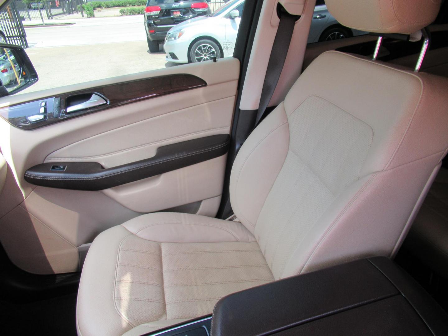 2018 Black /Tan Mercedes-Benz GLE-Class GLE350 4MATIC (4JGDA5HB2JB) with an 3.5L V6 DOHC 24V engine, 7A transmission, located at 1511 North Shepherd Dr., Houston, TX, 77008, (281) 657-1221, 29.798361, -95.412560 - 2018 MERCEDES-BENZ GLE 350 4MATIC VIN: 4JGDA5HB2JB040860 4 J G D A 5 H B 2 J B 0 4 0 8 6 0 4 DOOR WAGON/SPORT UTILITY 3.5L V6 F DOHC 24V GASOLINE ALL WHEEL DRIVE - Photo#1