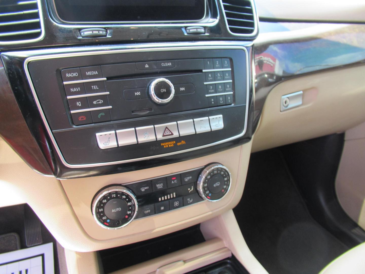 2018 Black /Tan Mercedes-Benz GLE-Class GLE350 4MATIC (4JGDA5HB2JB) with an 3.5L V6 DOHC 24V engine, 7A transmission, located at 1511 North Shepherd Dr., Houston, TX, 77008, (281) 657-1221, 29.798361, -95.412560 - 2018 MERCEDES-BENZ GLE 350 4MATIC VIN: 4JGDA5HB2JB040860 4 J G D A 5 H B 2 J B 0 4 0 8 6 0 4 DOOR WAGON/SPORT UTILITY 3.5L V6 F DOHC 24V GASOLINE ALL WHEEL DRIVE - Photo#6