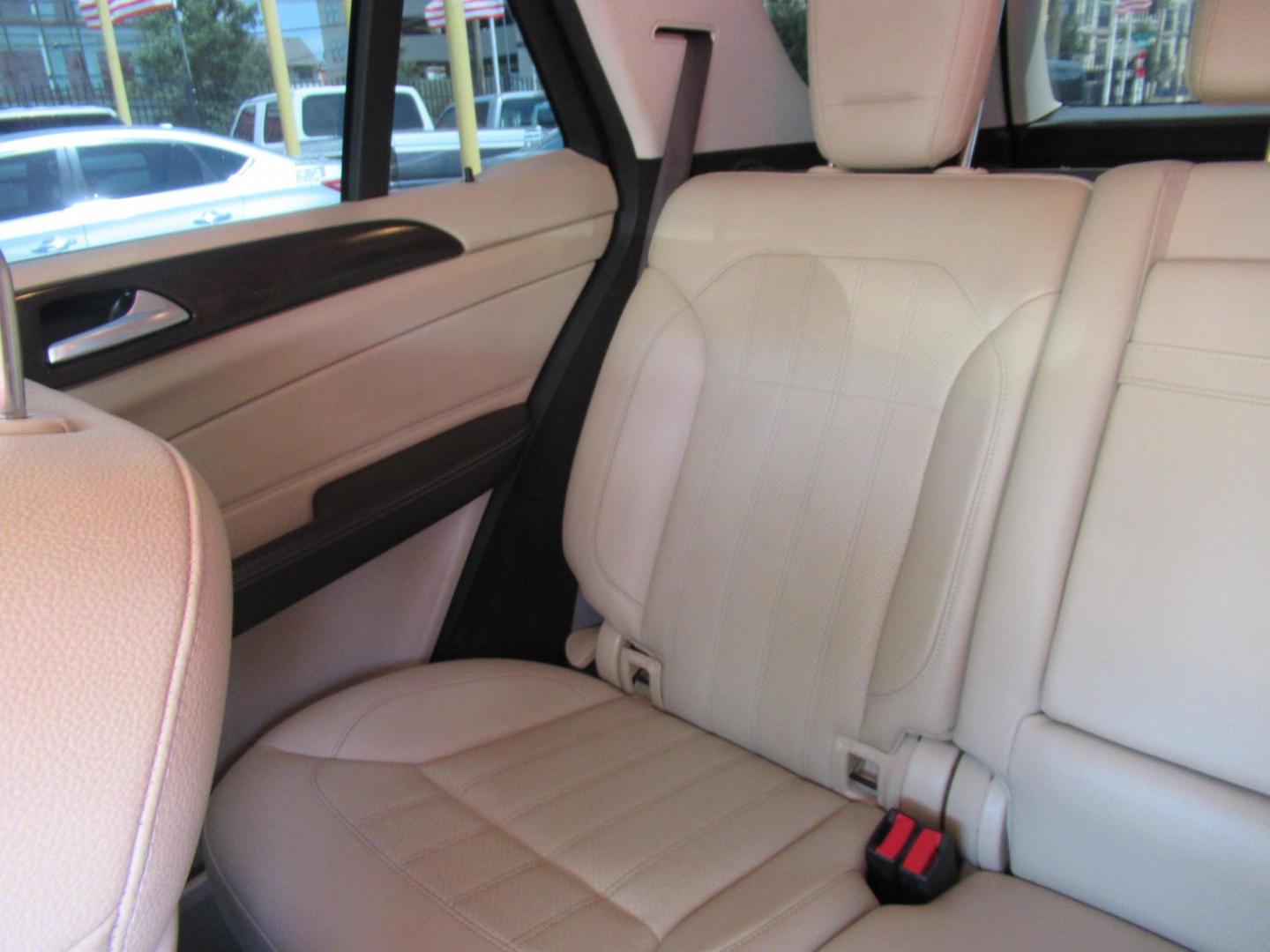 2018 Black /Tan Mercedes-Benz GLE-Class GLE350 4MATIC (4JGDA5HB2JB) with an 3.5L V6 DOHC 24V engine, 7A transmission, located at 1511 North Shepherd Dr., Houston, TX, 77008, (281) 657-1221, 29.798361, -95.412560 - 2018 MERCEDES-BENZ GLE 350 4MATIC VIN: 4JGDA5HB2JB040860 4 J G D A 5 H B 2 J B 0 4 0 8 6 0 4 DOOR WAGON/SPORT UTILITY 3.5L V6 F DOHC 24V GASOLINE ALL WHEEL DRIVE - Photo#7