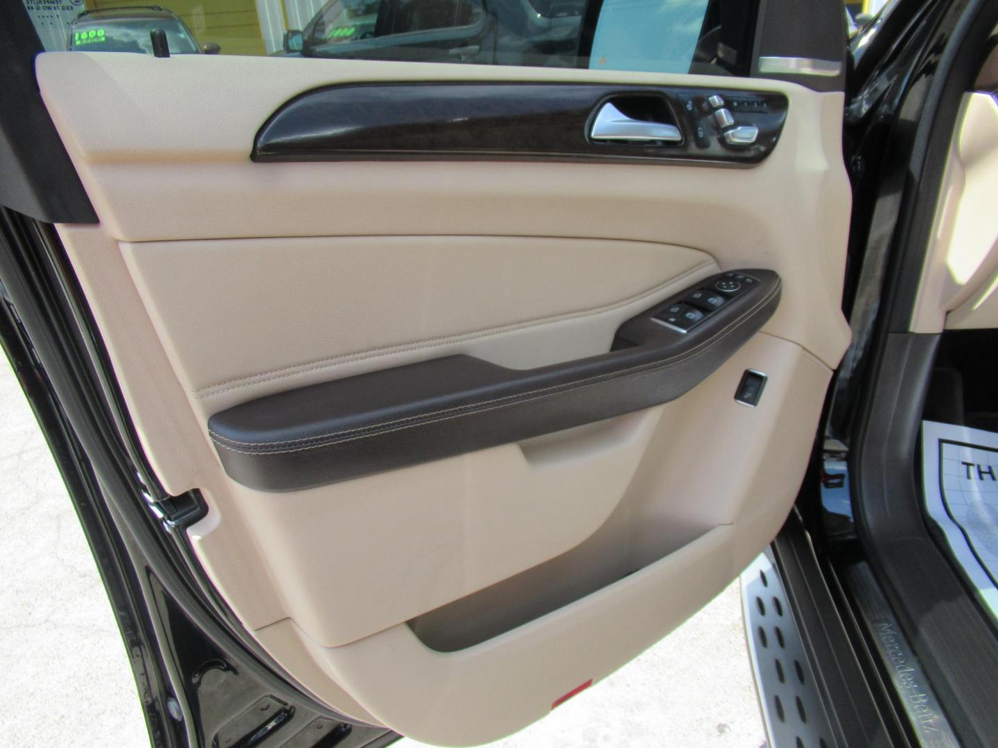2018 Black /Tan Mercedes-Benz GLE-Class GLE350 4MATIC (4JGDA5HB2JB) with an 3.5L V6 DOHC 24V engine, 7A transmission, located at 1511 North Shepherd Dr., Houston, TX, 77008, (281) 657-1221, 29.798361, -95.412560 - 2018 MERCEDES-BENZ GLE 350 4MATIC VIN: 4JGDA5HB2JB040860 4 J G D A 5 H B 2 J B 0 4 0 8 6 0 4 DOOR WAGON/SPORT UTILITY 3.5L V6 F DOHC 24V GASOLINE ALL WHEEL DRIVE - Photo#10