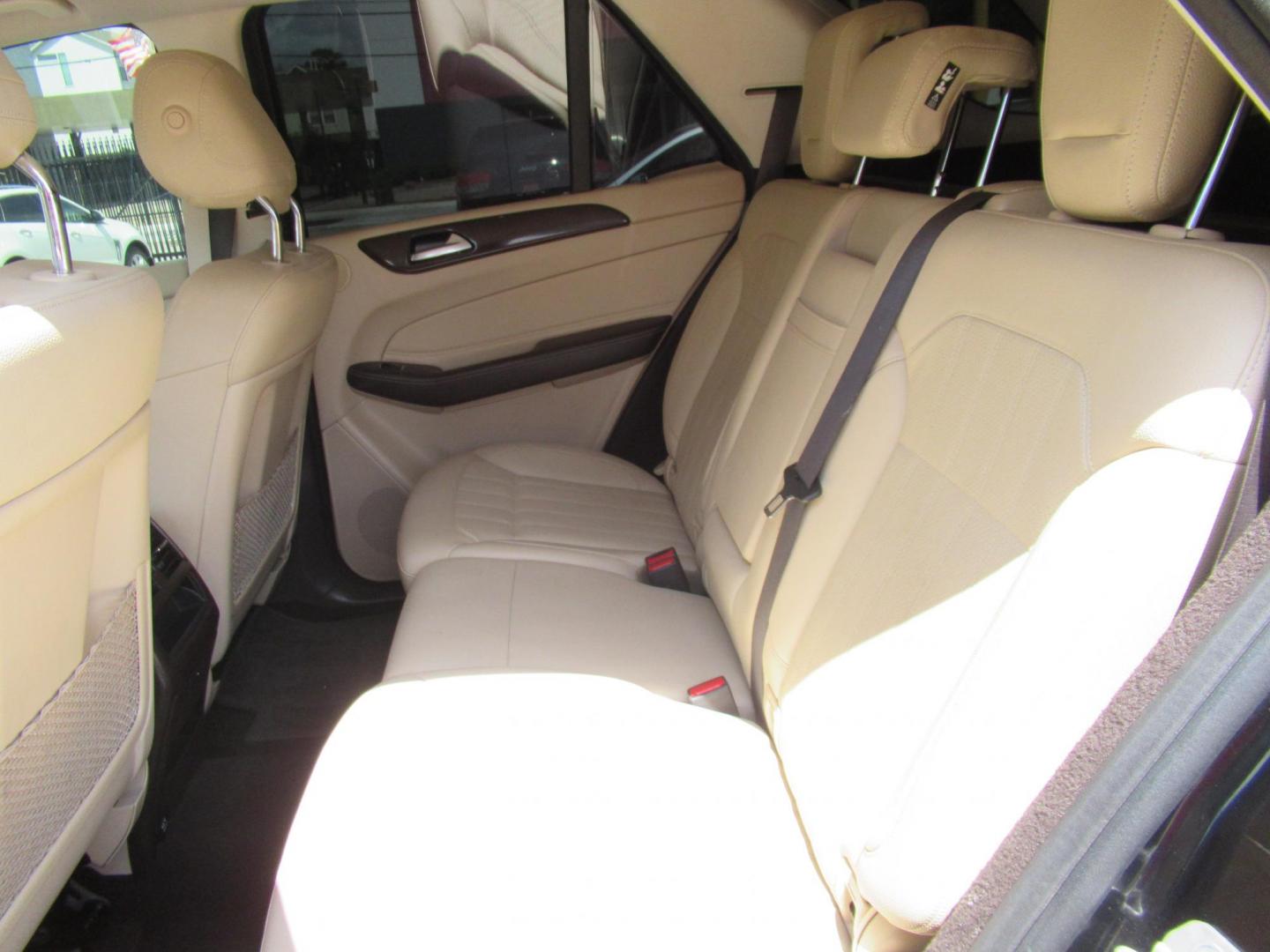 2018 Black /Tan Mercedes-Benz GLE-Class GLE350 4MATIC (4JGDA5HB2JB) with an 3.5L V6 DOHC 24V engine, 7A transmission, located at 1511 North Shepherd Dr., Houston, TX, 77008, (281) 657-1221, 29.798361, -95.412560 - 2018 MERCEDES-BENZ GLE 350 4MATIC VIN: 4JGDA5HB2JB040860 4 J G D A 5 H B 2 J B 0 4 0 8 6 0 4 DOOR WAGON/SPORT UTILITY 3.5L V6 F DOHC 24V GASOLINE ALL WHEEL DRIVE - Photo#13