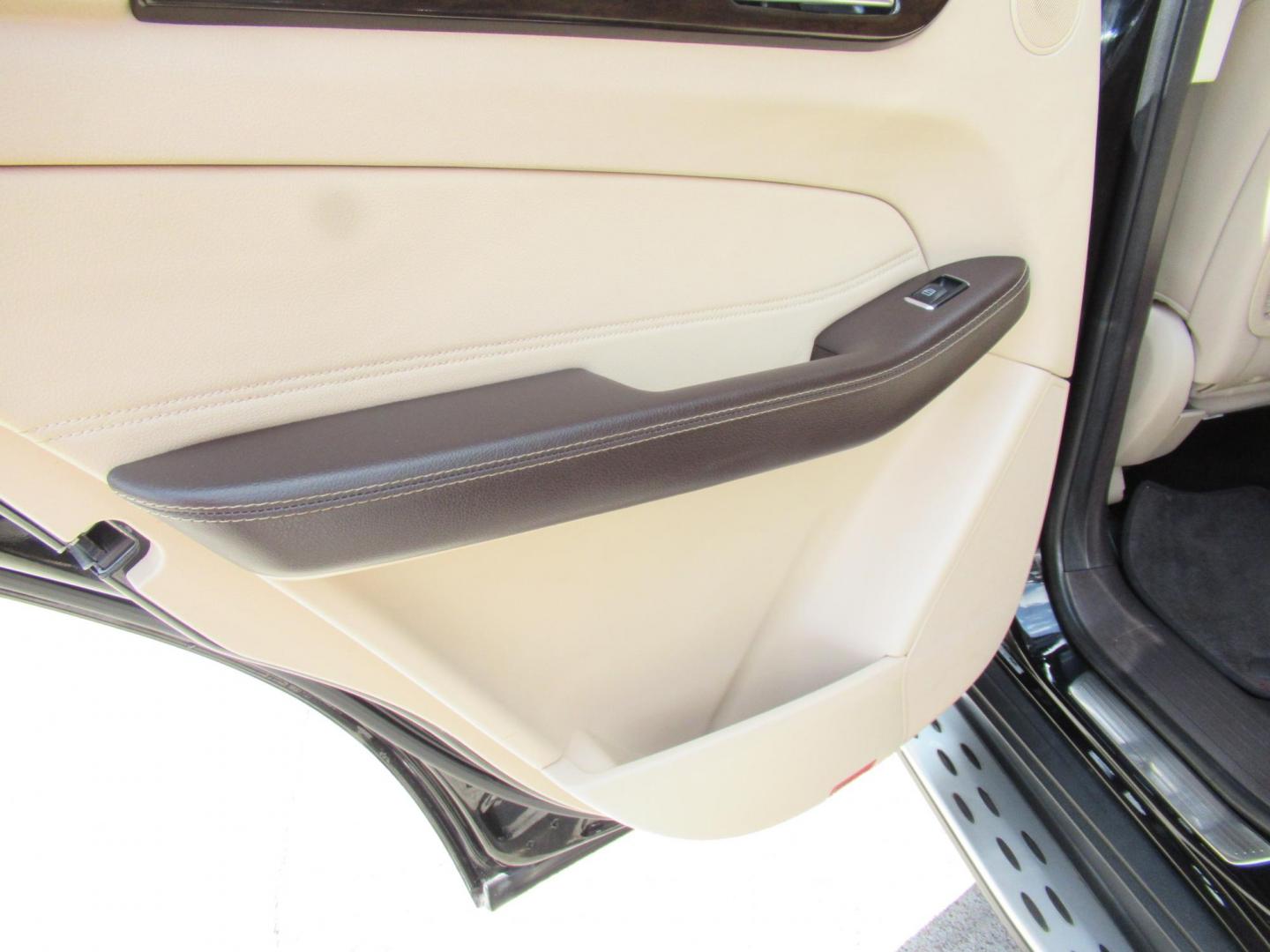 2018 Black /Tan Mercedes-Benz GLE-Class GLE350 4MATIC (4JGDA5HB2JB) with an 3.5L V6 DOHC 24V engine, 7A transmission, located at 1511 North Shepherd Dr., Houston, TX, 77008, (281) 657-1221, 29.798361, -95.412560 - 2018 MERCEDES-BENZ GLE 350 4MATIC VIN: 4JGDA5HB2JB040860 4 J G D A 5 H B 2 J B 0 4 0 8 6 0 4 DOOR WAGON/SPORT UTILITY 3.5L V6 F DOHC 24V GASOLINE ALL WHEEL DRIVE - Photo#14