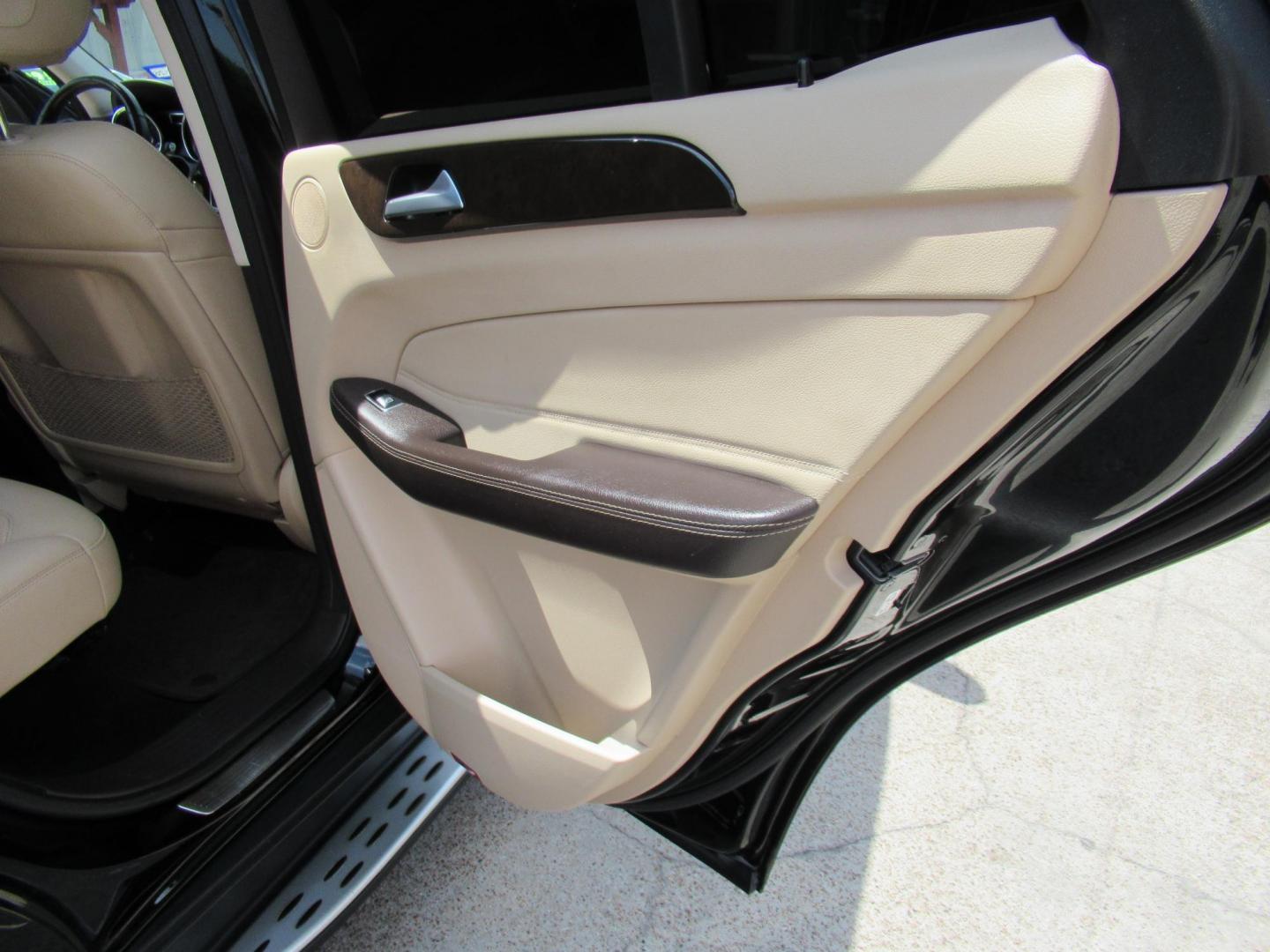 2018 Black /Tan Mercedes-Benz GLE-Class GLE350 4MATIC (4JGDA5HB2JB) with an 3.5L V6 DOHC 24V engine, 7A transmission, located at 1511 North Shepherd Dr., Houston, TX, 77008, (281) 657-1221, 29.798361, -95.412560 - 2018 MERCEDES-BENZ GLE 350 4MATIC VIN: 4JGDA5HB2JB040860 4 J G D A 5 H B 2 J B 0 4 0 8 6 0 4 DOOR WAGON/SPORT UTILITY 3.5L V6 F DOHC 24V GASOLINE ALL WHEEL DRIVE - Photo#18