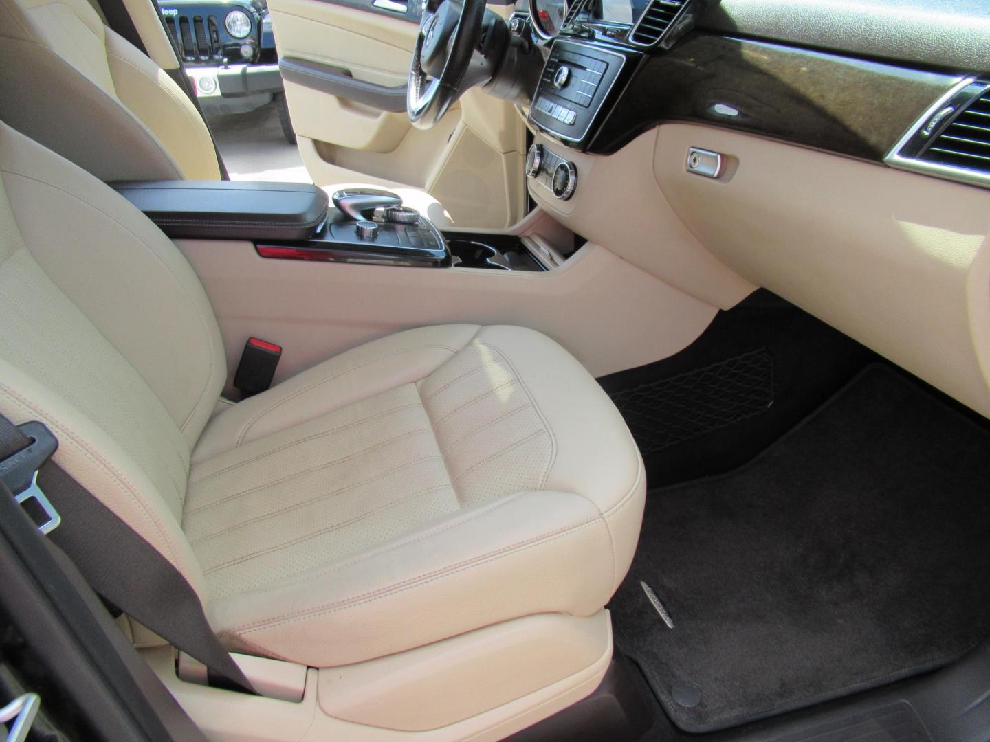 2018 Black /Tan Mercedes-Benz GLE-Class GLE350 4MATIC (4JGDA5HB2JB) with an 3.5L V6 DOHC 24V engine, 7A transmission, located at 1511 North Shepherd Dr., Houston, TX, 77008, (281) 657-1221, 29.798361, -95.412560 - 2018 MERCEDES-BENZ GLE 350 4MATIC VIN: 4JGDA5HB2JB040860 4 J G D A 5 H B 2 J B 0 4 0 8 6 0 4 DOOR WAGON/SPORT UTILITY 3.5L V6 F DOHC 24V GASOLINE ALL WHEEL DRIVE - Photo#19