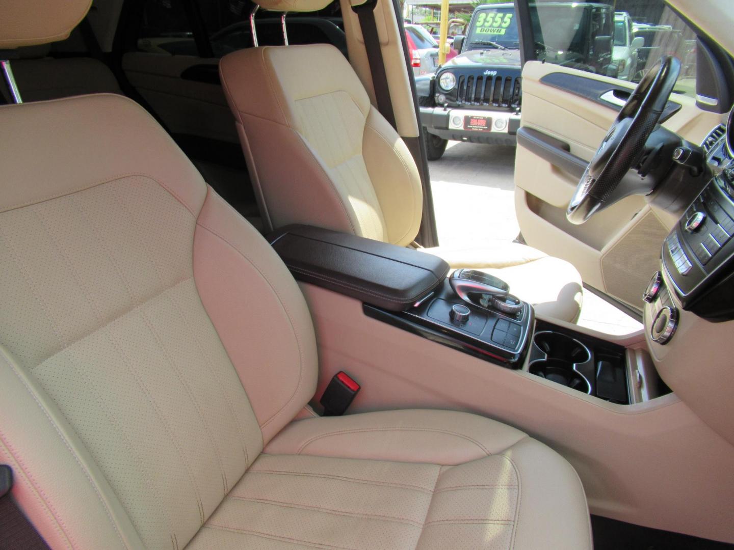 2018 Black /Tan Mercedes-Benz GLE-Class GLE350 4MATIC (4JGDA5HB2JB) with an 3.5L V6 DOHC 24V engine, 7A transmission, located at 1511 North Shepherd Dr., Houston, TX, 77008, (281) 657-1221, 29.798361, -95.412560 - 2018 MERCEDES-BENZ GLE 350 4MATIC VIN: 4JGDA5HB2JB040860 4 J G D A 5 H B 2 J B 0 4 0 8 6 0 4 DOOR WAGON/SPORT UTILITY 3.5L V6 F DOHC 24V GASOLINE ALL WHEEL DRIVE - Photo#20