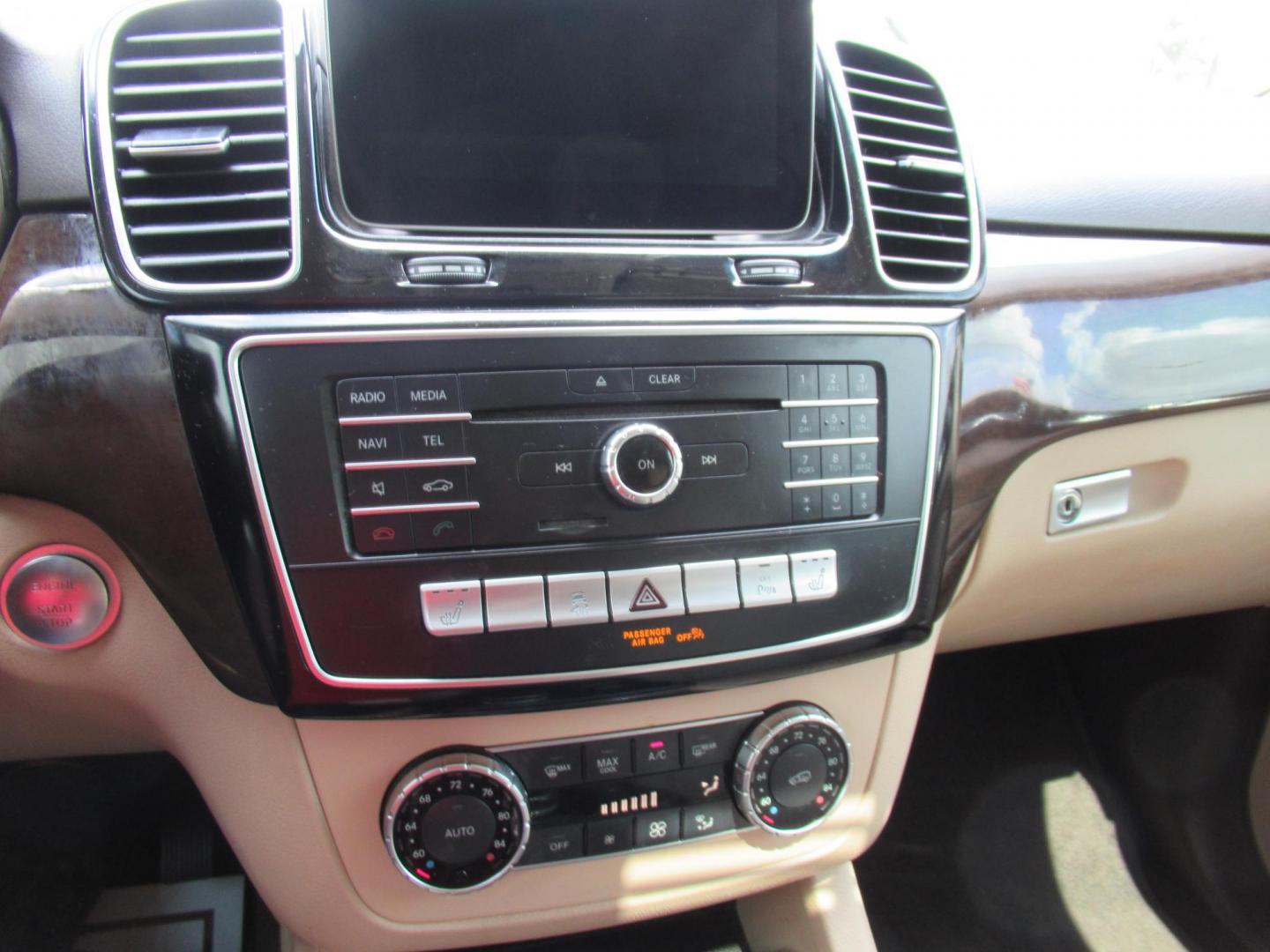 2018 Black /Tan Mercedes-Benz GLE-Class GLE350 4MATIC (4JGDA5HB2JB) with an 3.5L V6 DOHC 24V engine, 7A transmission, located at 1511 North Shepherd Dr., Houston, TX, 77008, (281) 657-1221, 29.798361, -95.412560 - 2018 MERCEDES-BENZ GLE 350 4MATIC VIN: 4JGDA5HB2JB040860 4 J G D A 5 H B 2 J B 0 4 0 8 6 0 4 DOOR WAGON/SPORT UTILITY 3.5L V6 F DOHC 24V GASOLINE ALL WHEEL DRIVE - Photo#24