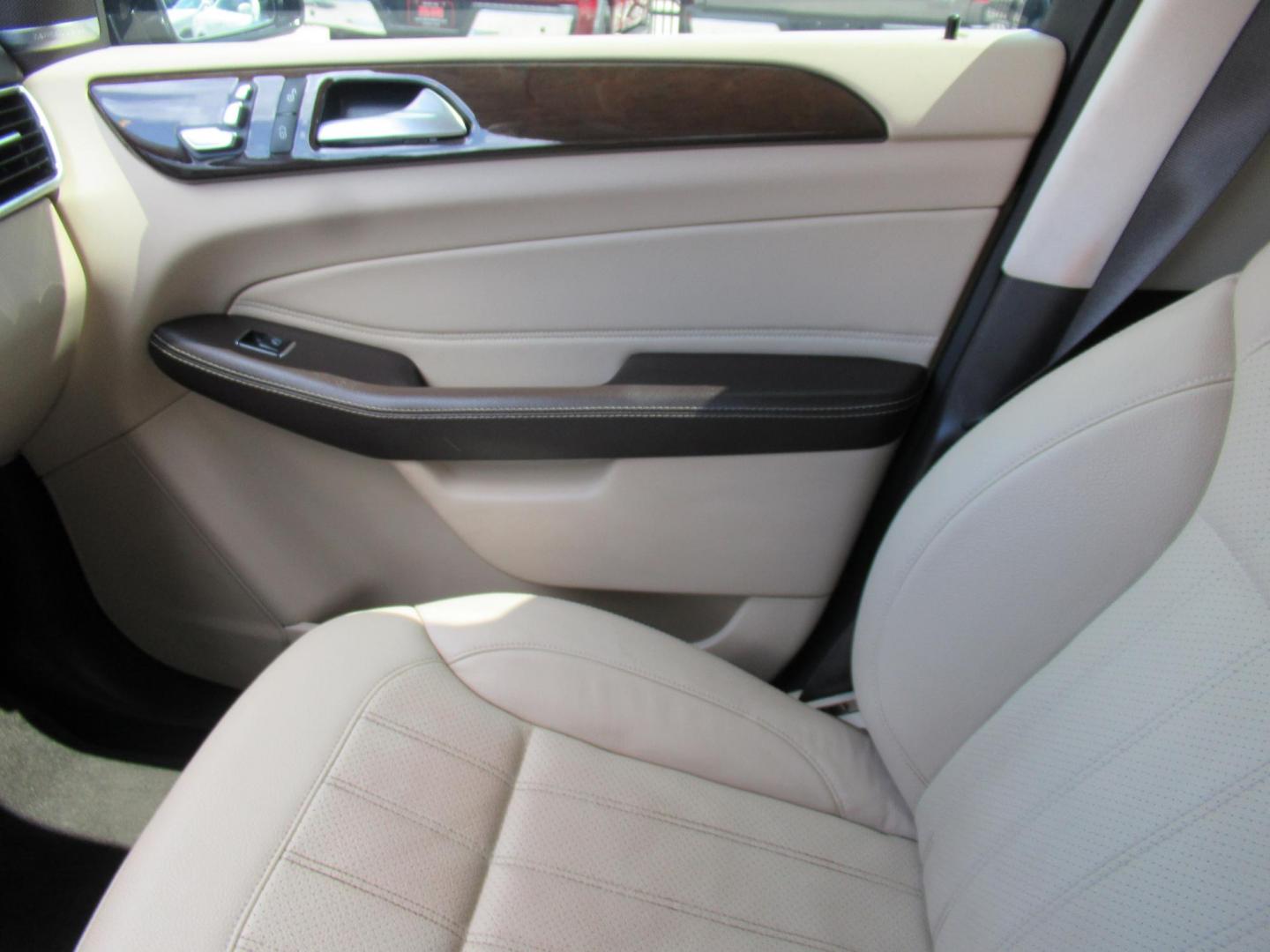 2018 Black /Tan Mercedes-Benz GLE-Class GLE350 4MATIC (4JGDA5HB2JB) with an 3.5L V6 DOHC 24V engine, 7A transmission, located at 1511 North Shepherd Dr., Houston, TX, 77008, (281) 657-1221, 29.798361, -95.412560 - 2018 MERCEDES-BENZ GLE 350 4MATIC VIN: 4JGDA5HB2JB040860 4 J G D A 5 H B 2 J B 0 4 0 8 6 0 4 DOOR WAGON/SPORT UTILITY 3.5L V6 F DOHC 24V GASOLINE ALL WHEEL DRIVE - Photo#25