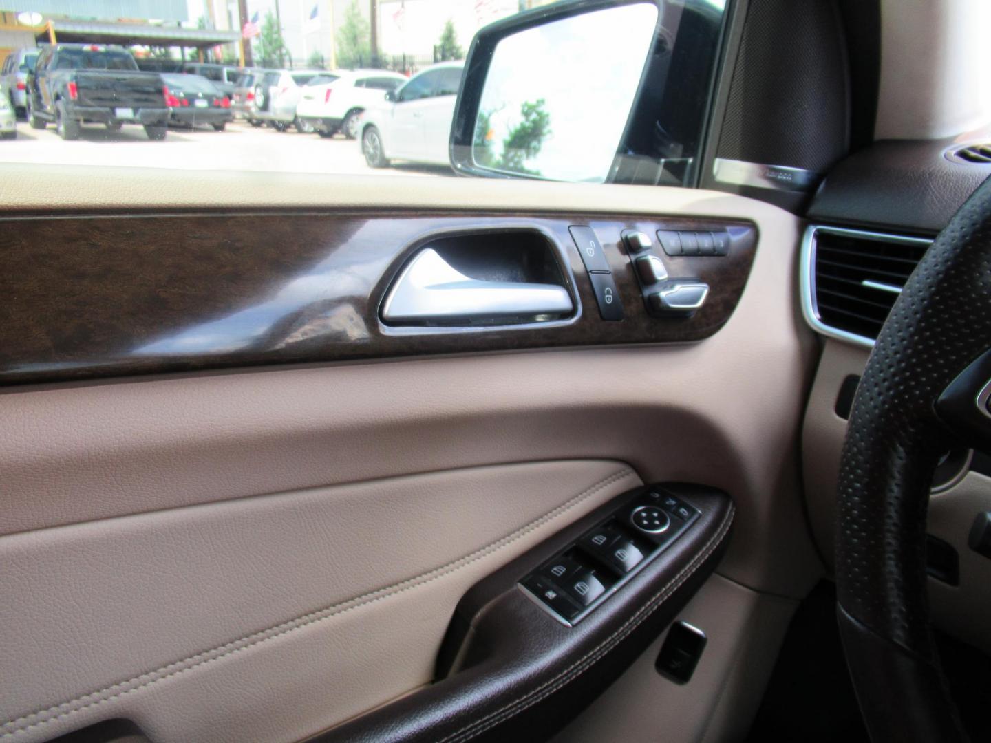 2018 Black /Tan Mercedes-Benz GLE-Class GLE350 4MATIC (4JGDA5HB2JB) with an 3.5L V6 DOHC 24V engine, 7A transmission, located at 1511 North Shepherd Dr., Houston, TX, 77008, (281) 657-1221, 29.798361, -95.412560 - 2018 MERCEDES-BENZ GLE 350 4MATIC VIN: 4JGDA5HB2JB040860 4 J G D A 5 H B 2 J B 0 4 0 8 6 0 4 DOOR WAGON/SPORT UTILITY 3.5L V6 F DOHC 24V GASOLINE ALL WHEEL DRIVE - Photo#26