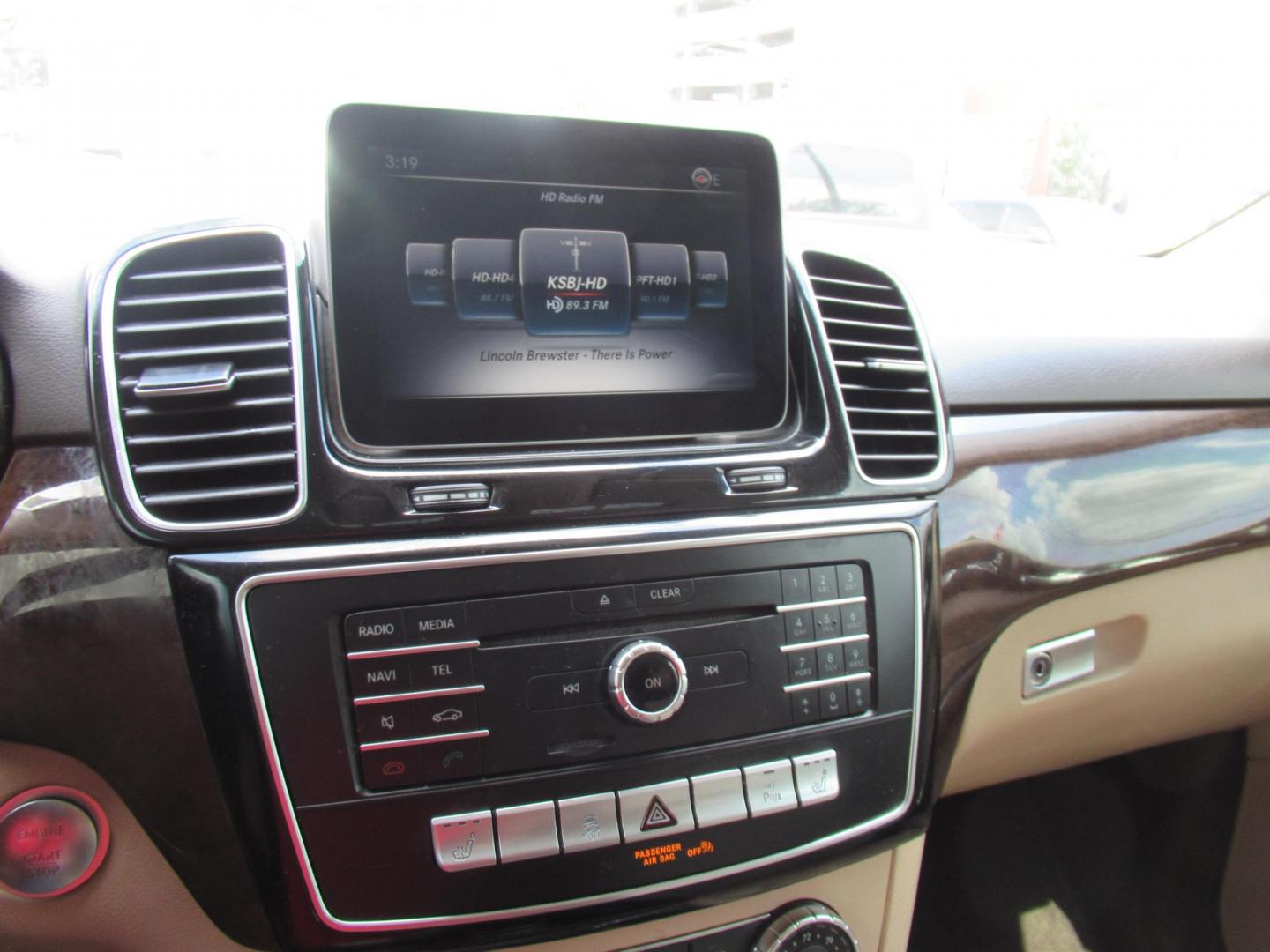 2018 Black /Tan Mercedes-Benz GLE-Class GLE350 4MATIC (4JGDA5HB2JB) with an 3.5L V6 DOHC 24V engine, 7A transmission, located at 1511 North Shepherd Dr., Houston, TX, 77008, (281) 657-1221, 29.798361, -95.412560 - 2018 MERCEDES-BENZ GLE 350 4MATIC VIN: 4JGDA5HB2JB040860 4 J G D A 5 H B 2 J B 0 4 0 8 6 0 4 DOOR WAGON/SPORT UTILITY 3.5L V6 F DOHC 24V GASOLINE ALL WHEEL DRIVE - Photo#28