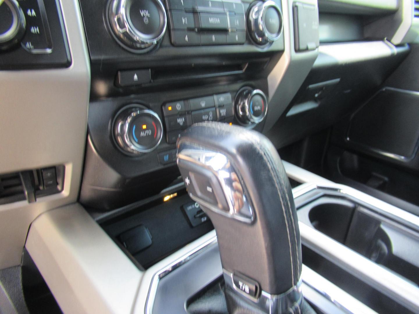 2015 Silver /Black Ford F-150 XLT SuperCrew 6.5-ft. Bed 4WD (1FTEW1EF7FF) with an 5.0L V8 engine, Automatic transmission, located at 1511 North Shepherd Dr., Houston, TX, 77008, (281) 657-1221, 29.798361, -95.412560 - 2015 FORD F-150 LARIAT VIN: 1FTEW1EF7FFA29346 1 F T E W 1 E F 7 F F A 2 9 3 4 6 CREW PICKUP 5.0L V8 F DOHC 32V GASOLINE REAR WHEEL DRIVE W/ 4X4 - Photo#7