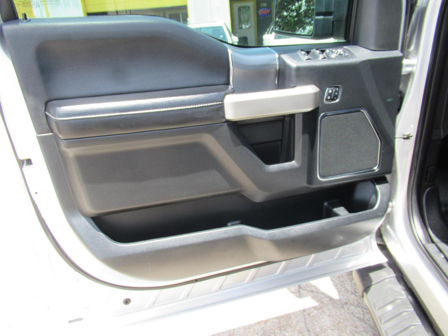 2015 Silver /Black Ford F-150 XLT SuperCrew 6.5-ft. Bed 4WD (1FTEW1EF7FF) with an 5.0L V8 engine, Automatic transmission, located at 1511 North Shepherd Dr., Houston, TX, 77008, (281) 657-1221, 29.798361, -95.412560 - 2015 FORD F-150 LARIAT VIN: 1FTEW1EF7FFA29346 1 F T E W 1 E F 7 F F A 2 9 3 4 6 CREW PICKUP 5.0L V8 F DOHC 32V GASOLINE REAR WHEEL DRIVE W/ 4X4 - Photo#13