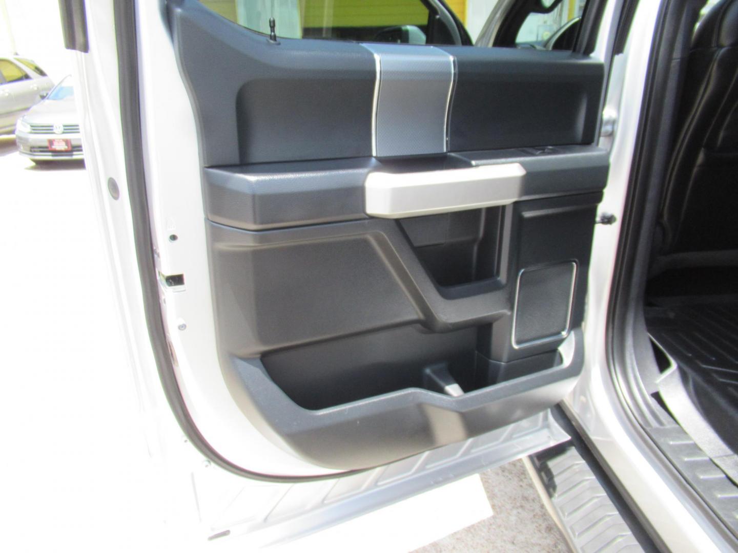 2015 Silver /Black Ford F-150 XLT SuperCrew 6.5-ft. Bed 4WD (1FTEW1EF7FF) with an 5.0L V8 engine, Automatic transmission, located at 1511 North Shepherd Dr., Houston, TX, 77008, (281) 657-1221, 29.798361, -95.412560 - 2015 FORD F-150 LARIAT VIN: 1FTEW1EF7FFA29346 1 F T E W 1 E F 7 F F A 2 9 3 4 6 CREW PICKUP 5.0L V8 F DOHC 32V GASOLINE REAR WHEEL DRIVE W/ 4X4 - Photo#18