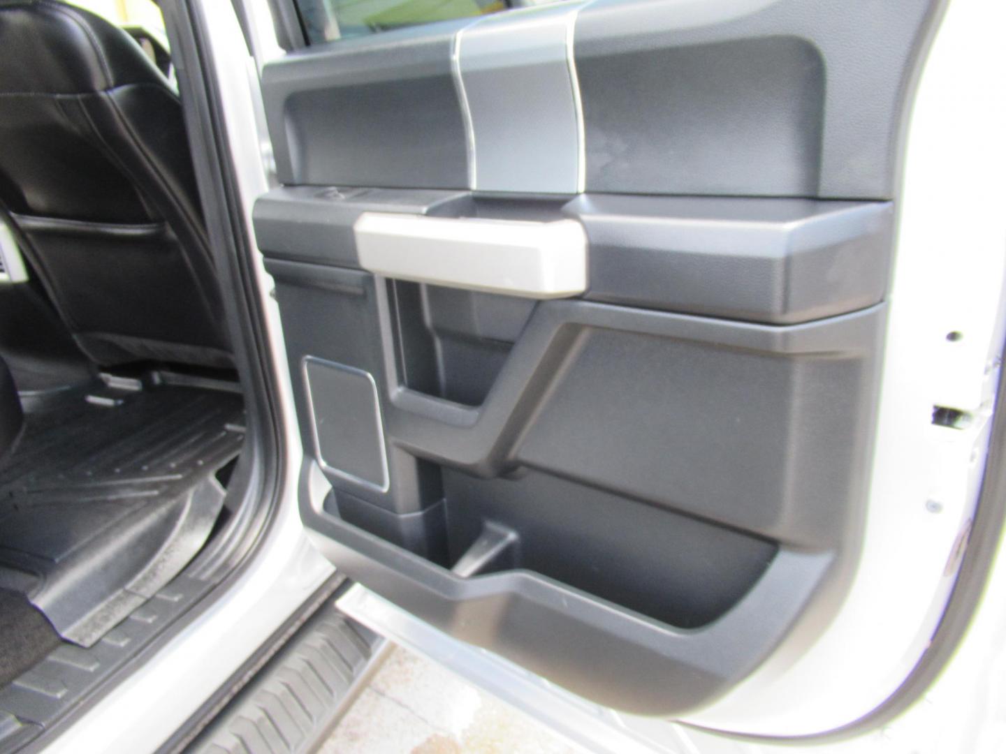 2015 Silver /Black Ford F-150 XLT SuperCrew 6.5-ft. Bed 4WD (1FTEW1EF7FF) with an 5.0L V8 engine, Automatic transmission, located at 1511 North Shepherd Dr., Houston, TX, 77008, (281) 657-1221, 29.798361, -95.412560 - 2015 FORD F-150 LARIAT VIN: 1FTEW1EF7FFA29346 1 F T E W 1 E F 7 F F A 2 9 3 4 6 CREW PICKUP 5.0L V8 F DOHC 32V GASOLINE REAR WHEEL DRIVE W/ 4X4 - Photo#21