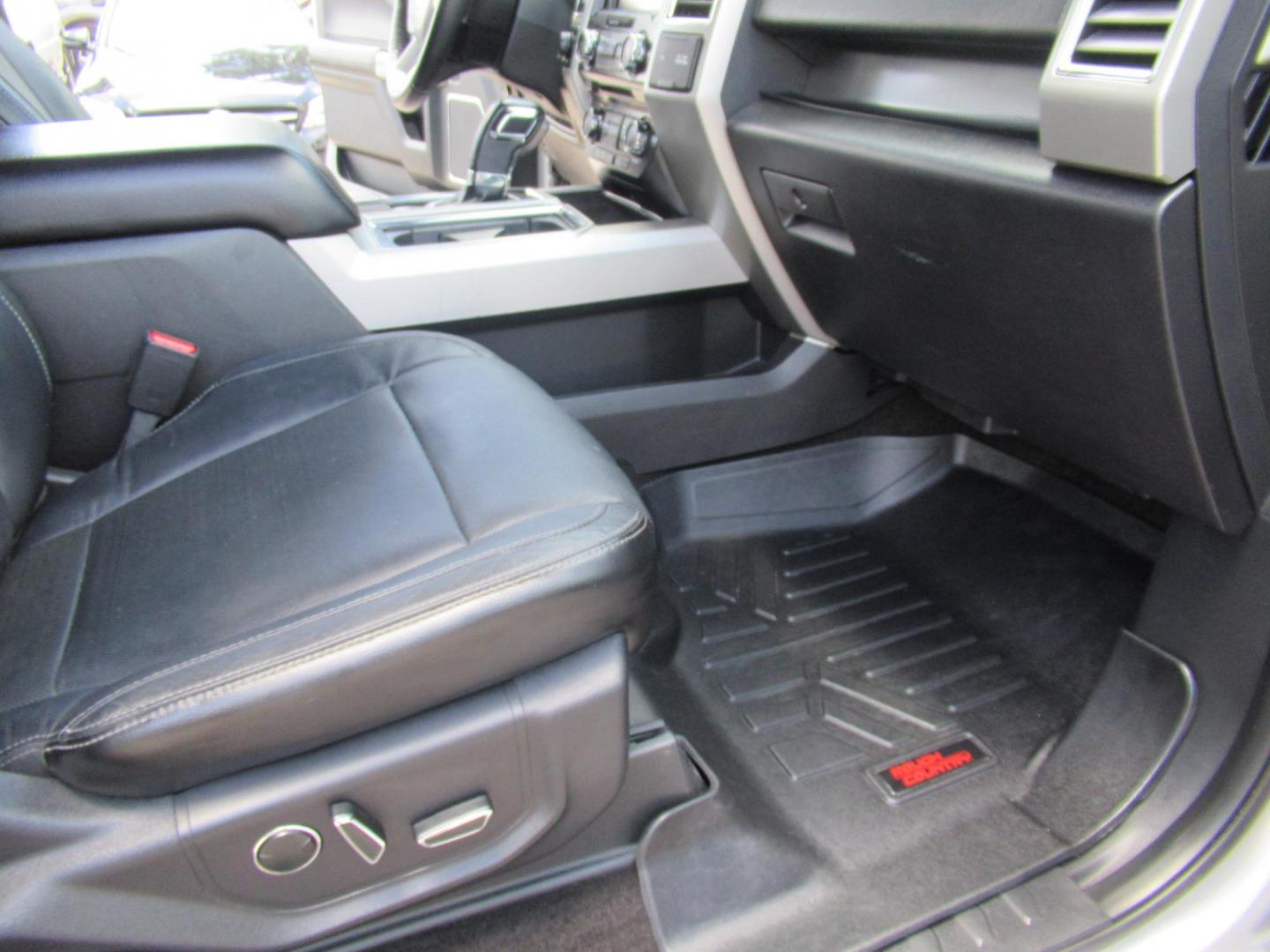 2015 Silver /Black Ford F-150 XLT SuperCrew 6.5-ft. Bed 4WD (1FTEW1EF7FF) with an 5.0L V8 engine, Automatic transmission, located at 1511 North Shepherd Dr., Houston, TX, 77008, (281) 657-1221, 29.798361, -95.412560 - 2015 FORD F-150 LARIAT VIN: 1FTEW1EF7FFA29346 1 F T E W 1 E F 7 F F A 2 9 3 4 6 CREW PICKUP 5.0L V8 F DOHC 32V GASOLINE REAR WHEEL DRIVE W/ 4X4 - Photo#22
