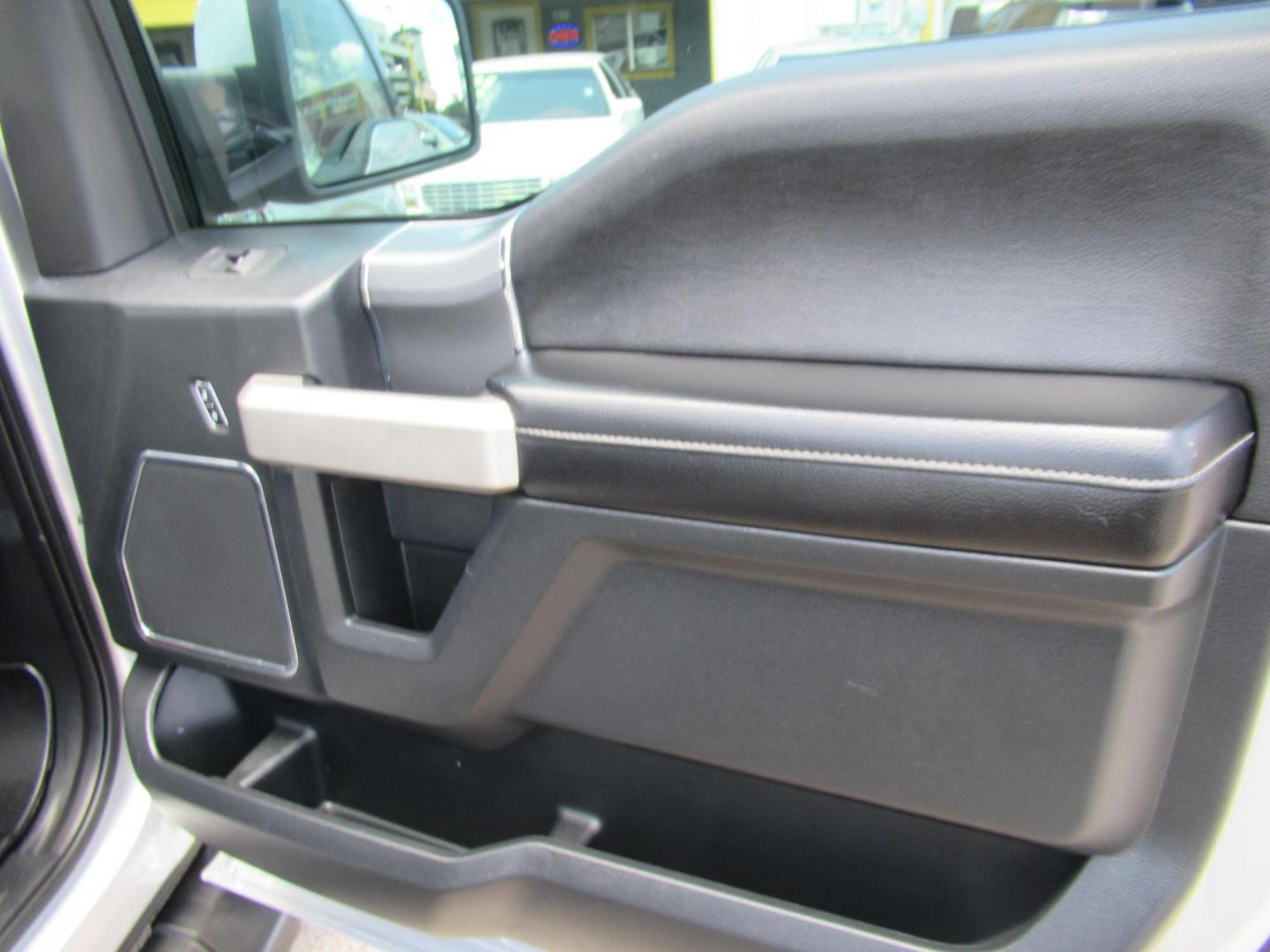 2015 Silver /Black Ford F-150 XLT SuperCrew 6.5-ft. Bed 4WD (1FTEW1EF7FF) with an 5.0L V8 engine, Automatic transmission, located at 1511 North Shepherd Dr., Houston, TX, 77008, (281) 657-1221, 29.798361, -95.412560 - 2015 FORD F-150 LARIAT VIN: 1FTEW1EF7FFA29346 1 F T E W 1 E F 7 F F A 2 9 3 4 6 CREW PICKUP 5.0L V8 F DOHC 32V GASOLINE REAR WHEEL DRIVE W/ 4X4 - Photo#26