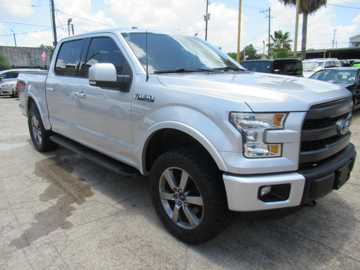 2015 Silver /Black Ford F-150 XLT SuperCrew 6.5-ft. Bed 4WD (1FTEW1EF7FF) with an 5.0L V8 engine, Automatic transmission, located at 1511 North Shepherd Dr., Houston, TX, 77008, (281) 657-1221, 29.798361, -95.412560 - 2015 FORD F-150 LARIAT VIN: 1FTEW1EF7FFA29346 1 F T E W 1 E F 7 F F A 2 9 3 4 6 CREW PICKUP 5.0L V8 F DOHC 32V GASOLINE REAR WHEEL DRIVE W/ 4X4 - Photo#30