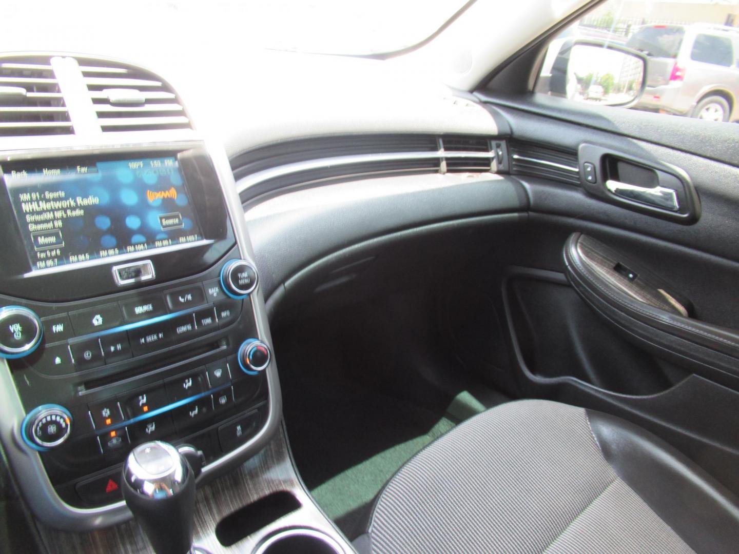 2015 Silver /Gray Chevrolet Malibu 1LT (1G11C5SLXFF) with an 2.5L L4 DOHC 16V engine, 6-Speed Automatic transmission, located at 1511 North Shepherd Dr., Houston, TX, 77008, (281) 657-1221, 29.798361, -95.412560 - 2015 CHEVROLET MALIBU LT VIN: 1G11C5SLXFF245631 1 G 1 1 C 5 S L X F F 2 4 5 6 3 1 SEDAN 4 DR 2.5L I4 F DOHC 16V GASOLINE FRONT WHEEL DRIVE - Photo#4